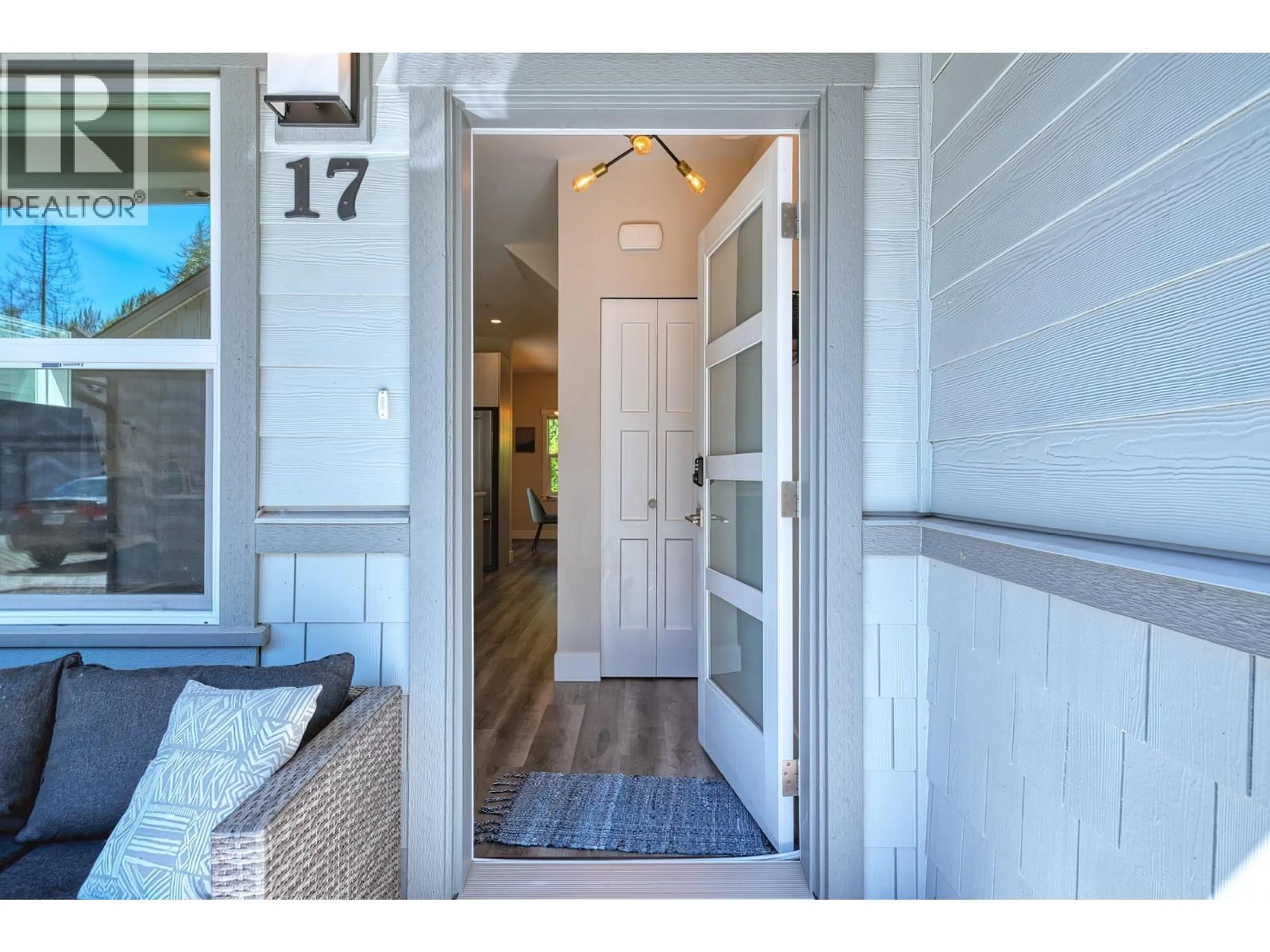 Indoor entryway for 17 - 950 WOODSWORTH ROAD, Gibsons British Columbia V0N1V7
