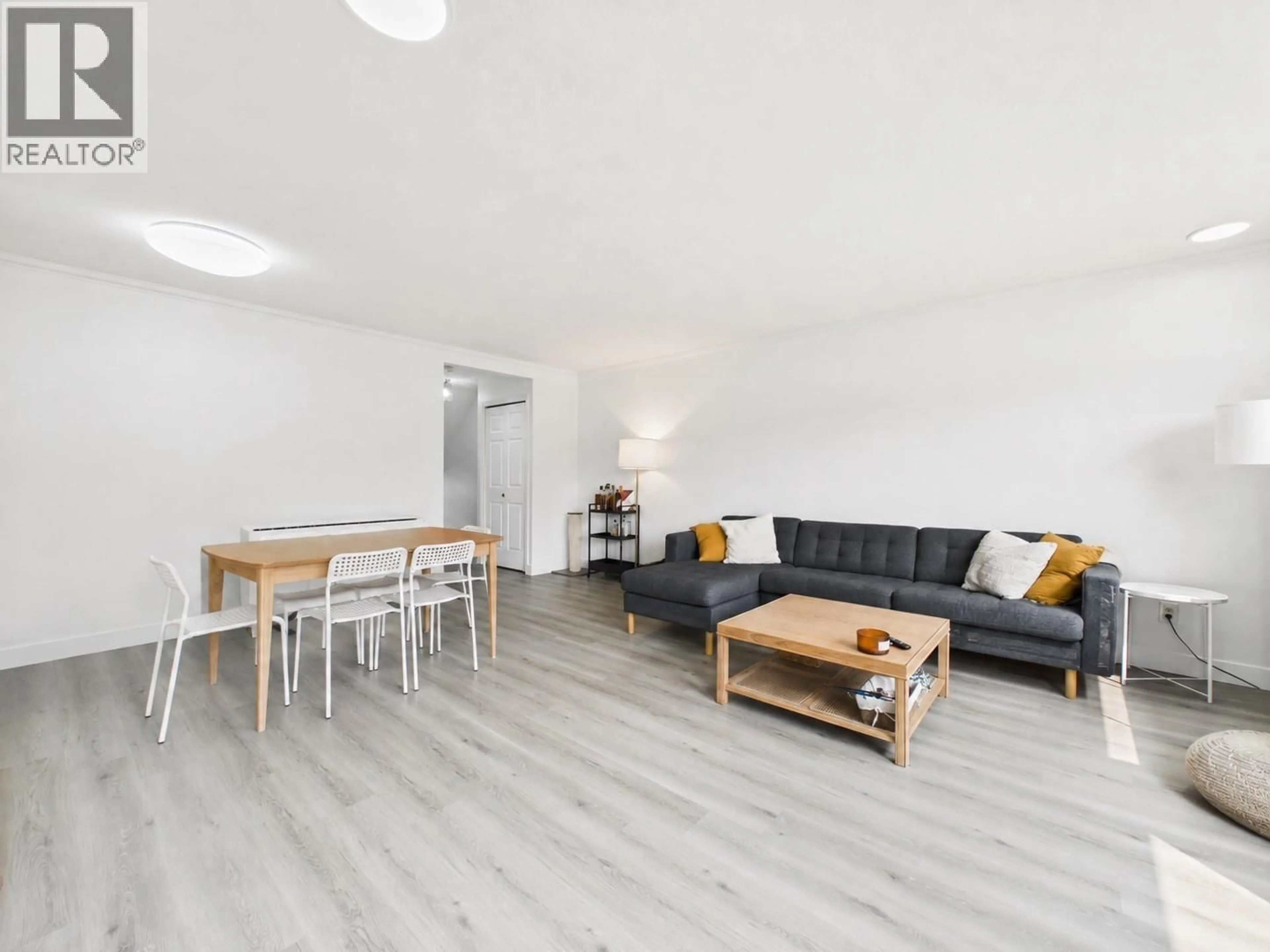 Living room with furniture, wood/laminate floor for 18 - 1318 BRUNETTE AVENUE, Coquitlam British Columbia V3K6R1