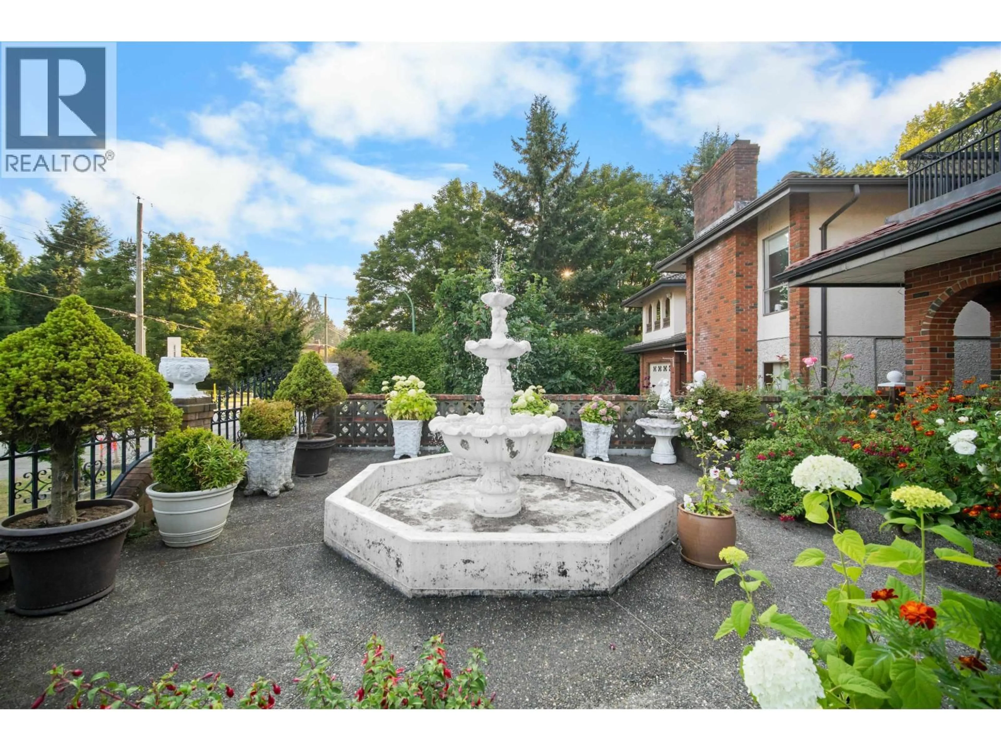Patio, street for 7113 UNION STREET, Burnaby British Columbia V5A1H8