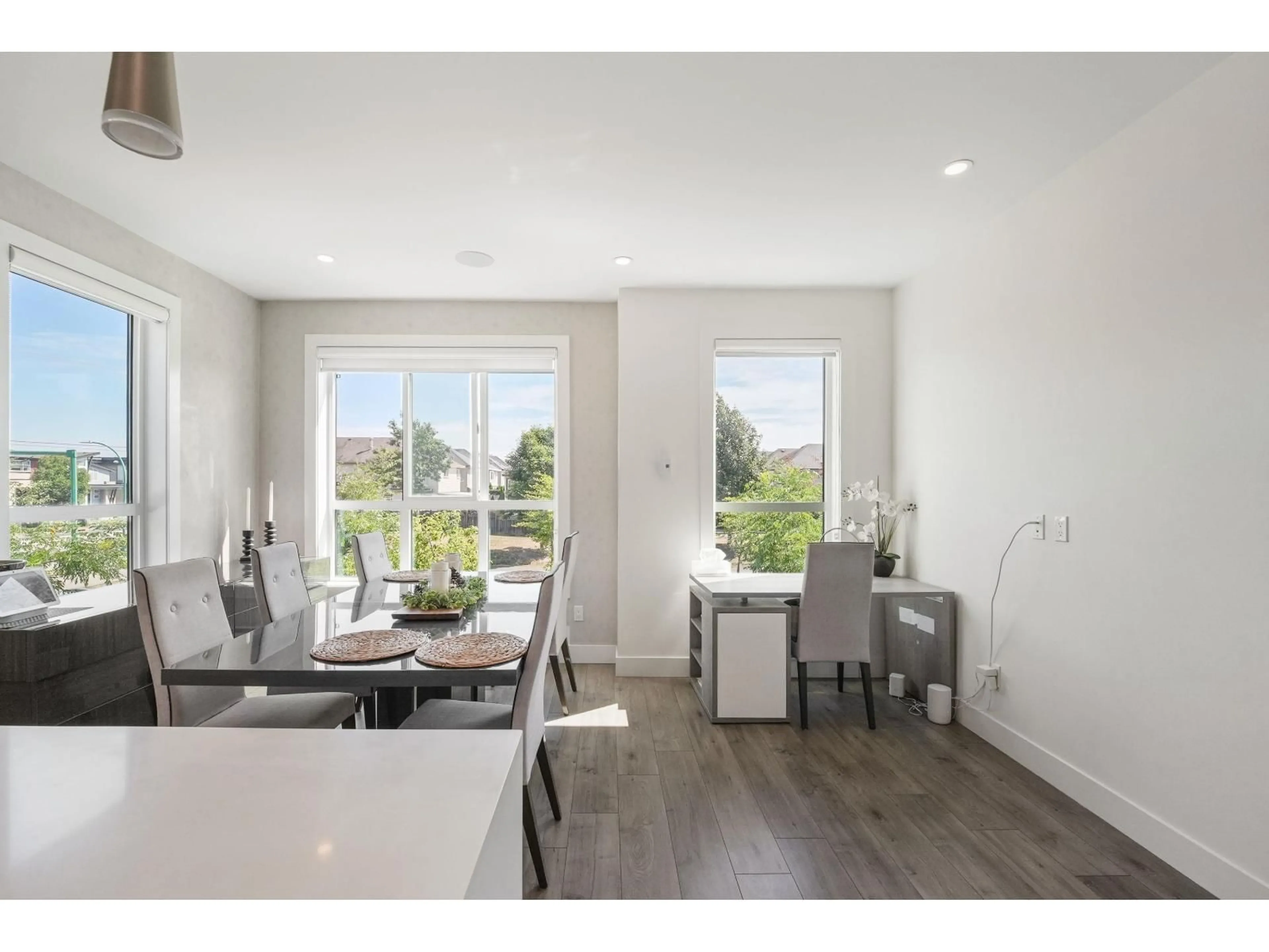 Open concept kitchen, wood/laminate floor for 10 - 7177 194A STREET, Surrey British Columbia V4N6V6