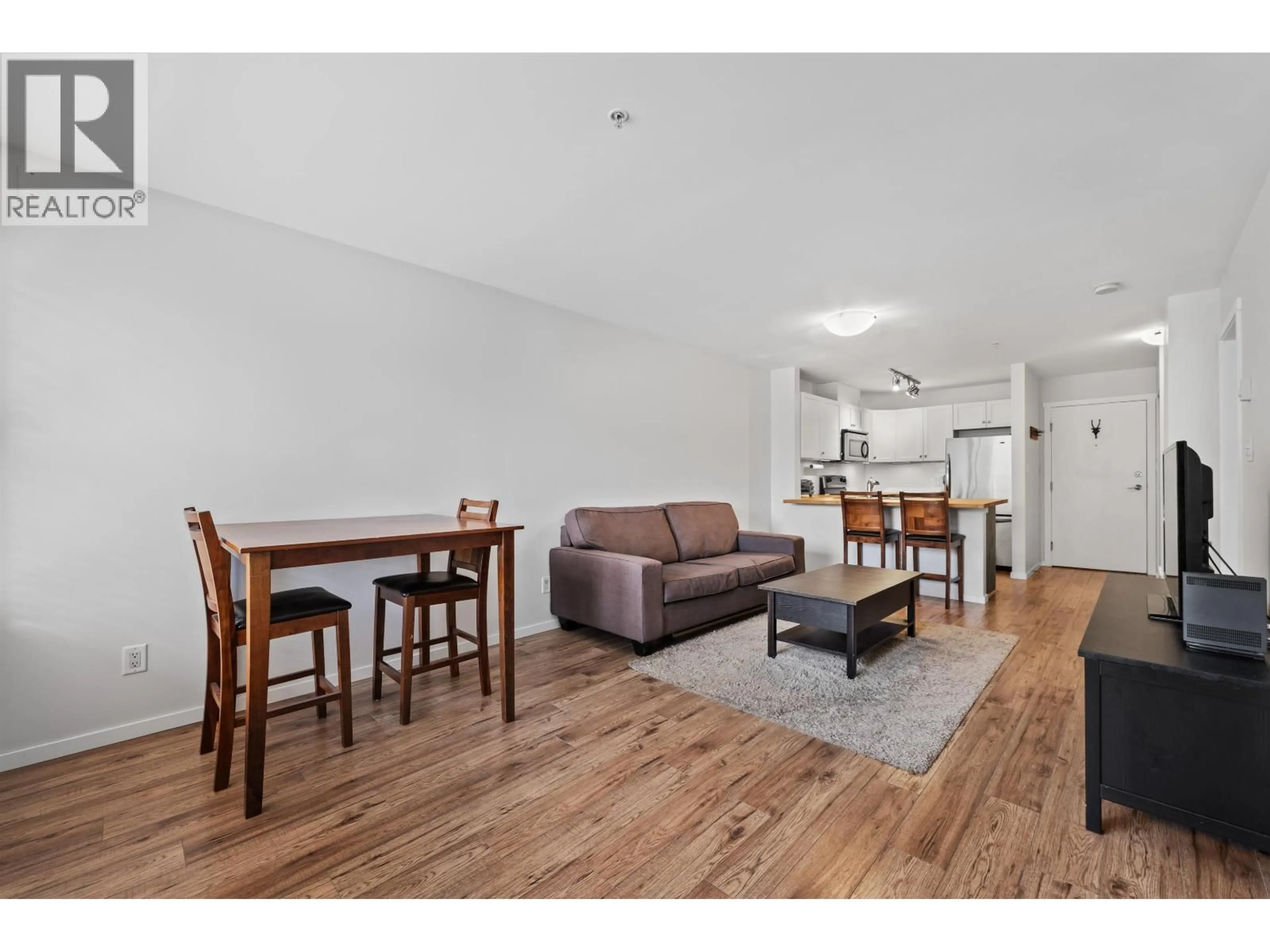 Living room with furniture, wood/laminate floor for 312 - 315 KNOX STREET, New Westminster British Columbia V3L0B5