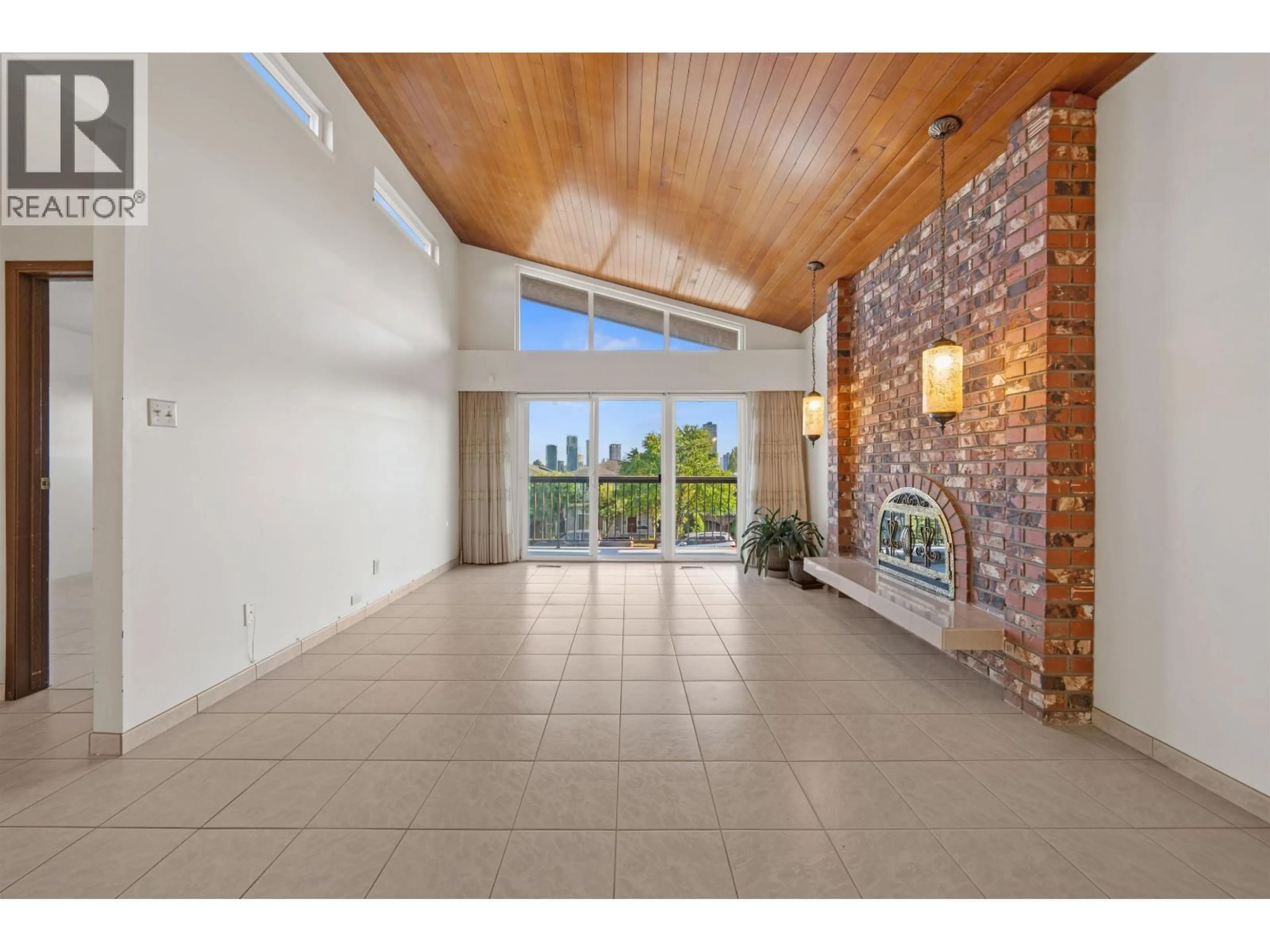 Indoor foyer for 4741 UNION STREET, Burnaby British Columbia V5C2Y5