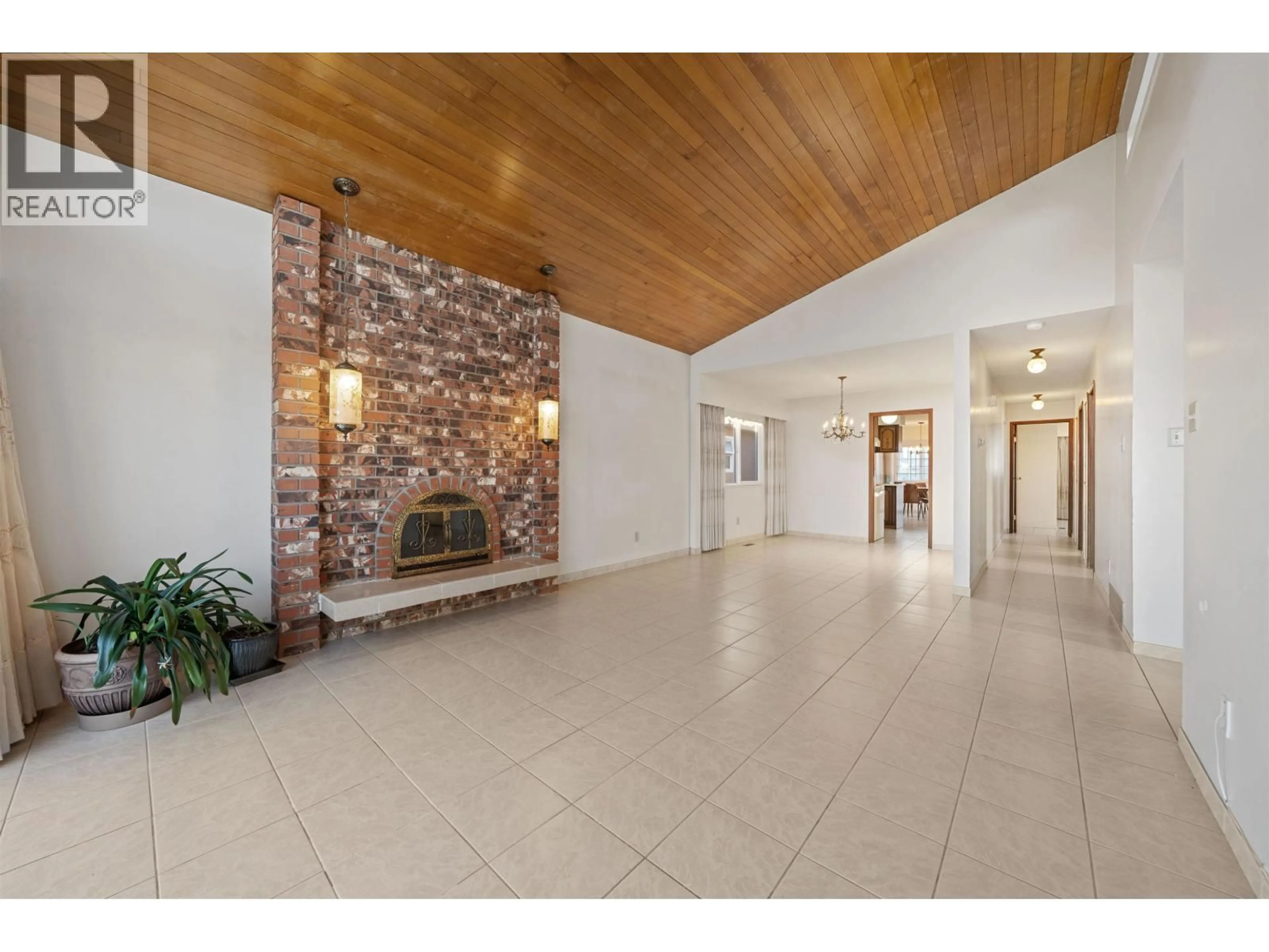 Indoor foyer for 4741 UNION STREET, Burnaby British Columbia V5C2Y5