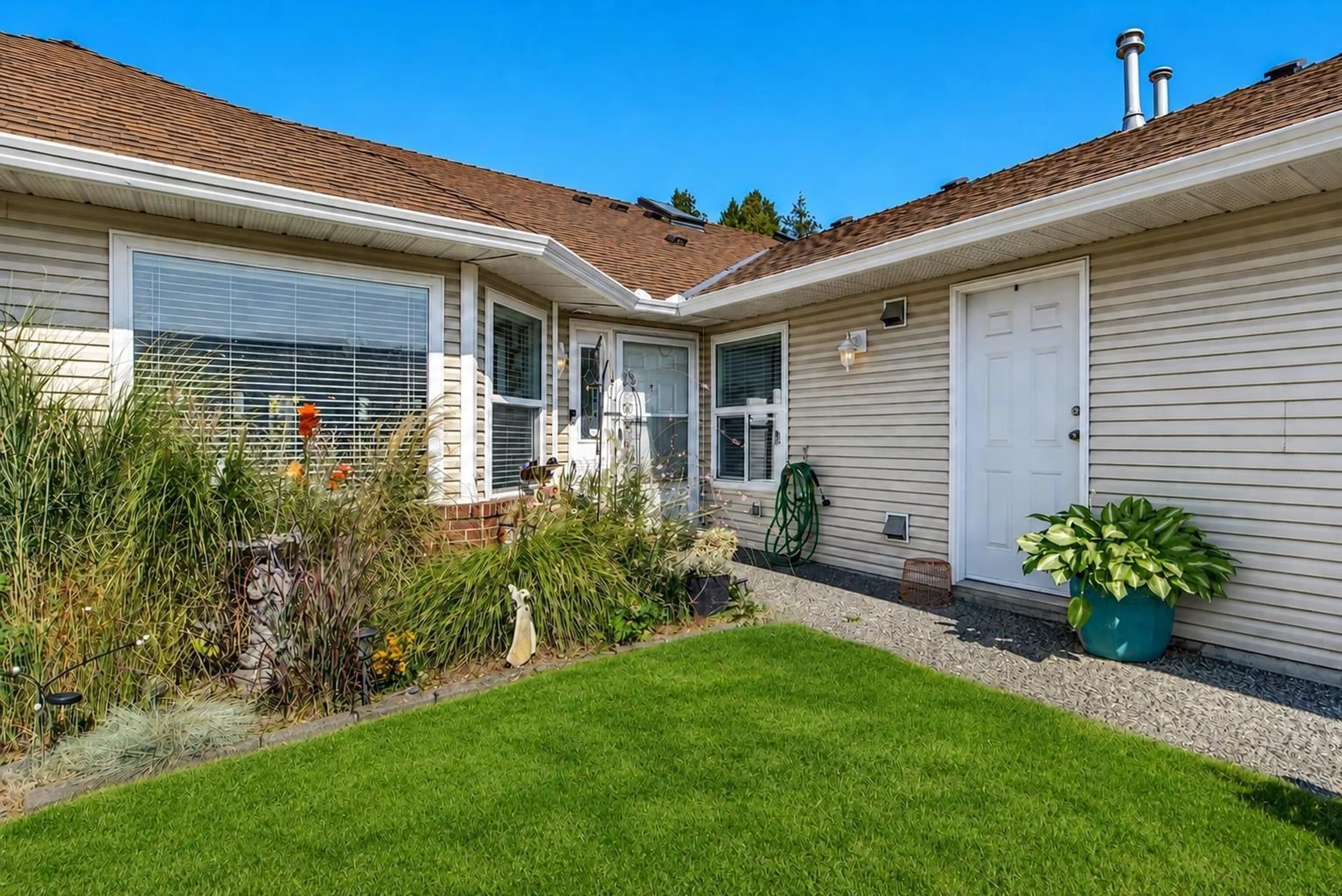 Home with vinyl exterior material, street for 66 - 1973 WINFIELD DRIVE, Abbotsford British Columbia V3G1K6
