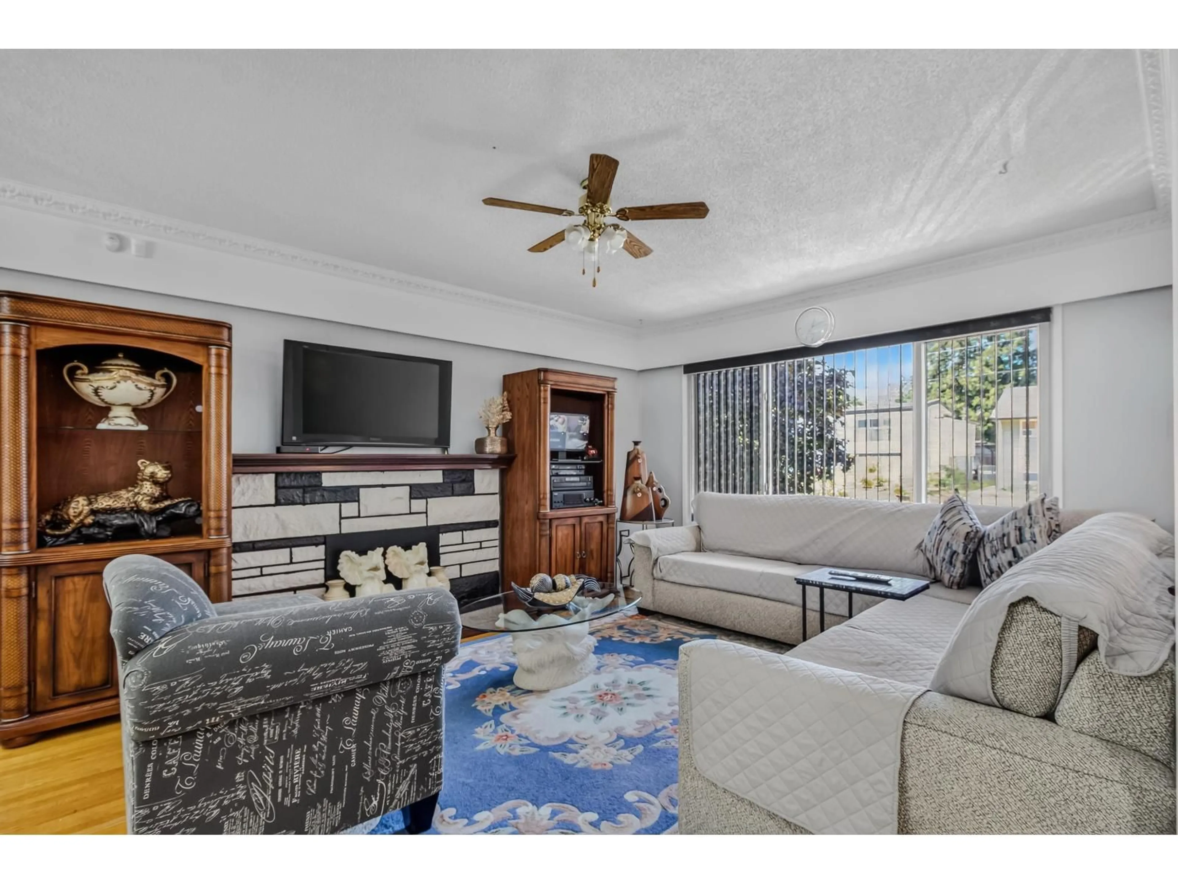 Living room with furniture, unknown for 9656 125 STREET, Surrey British Columbia V3V4Y1
