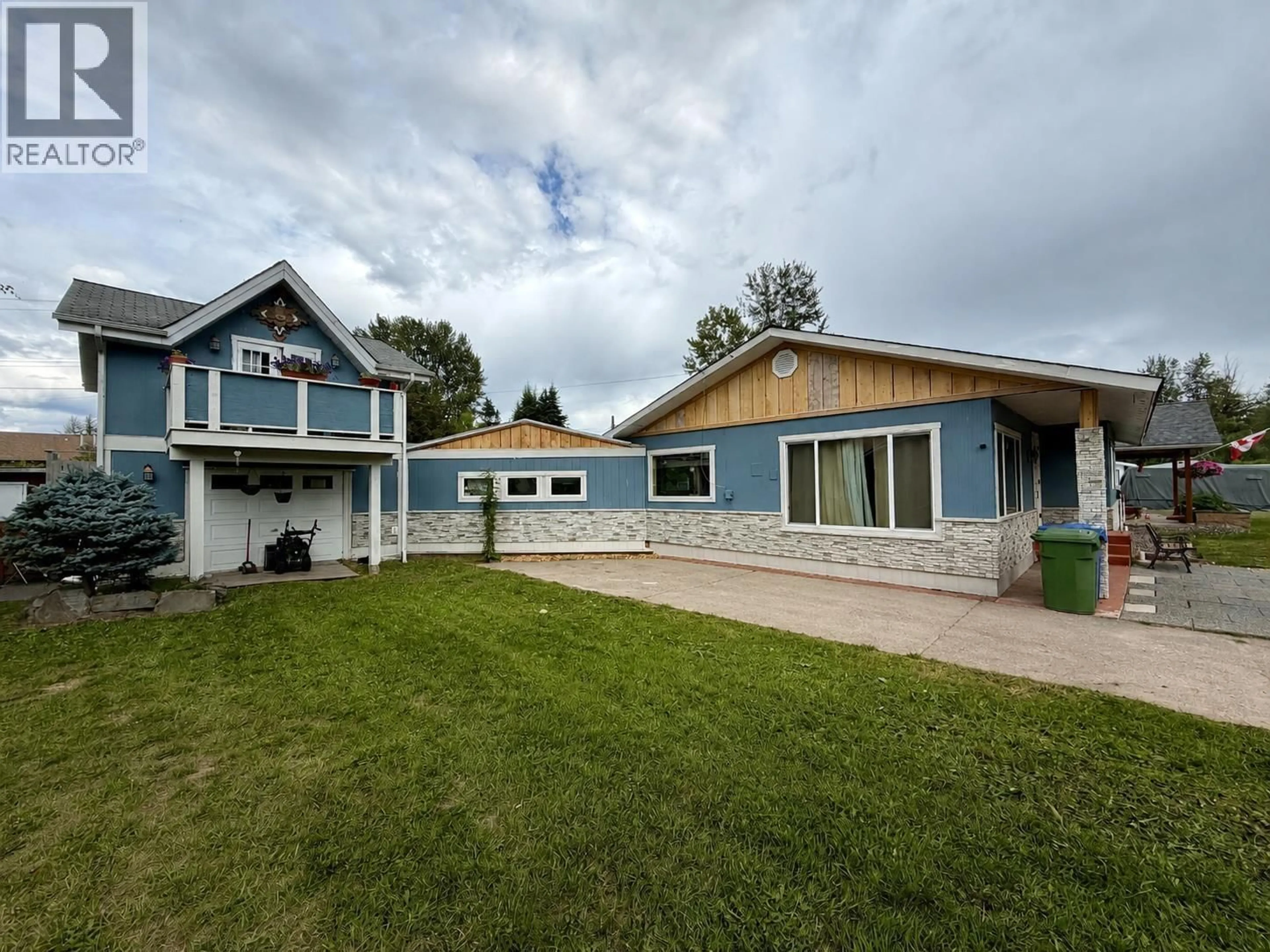 Home with vinyl exterior material, unknown for 3672 BROADWAY AVENUE, Smithers British Columbia V0J2N0