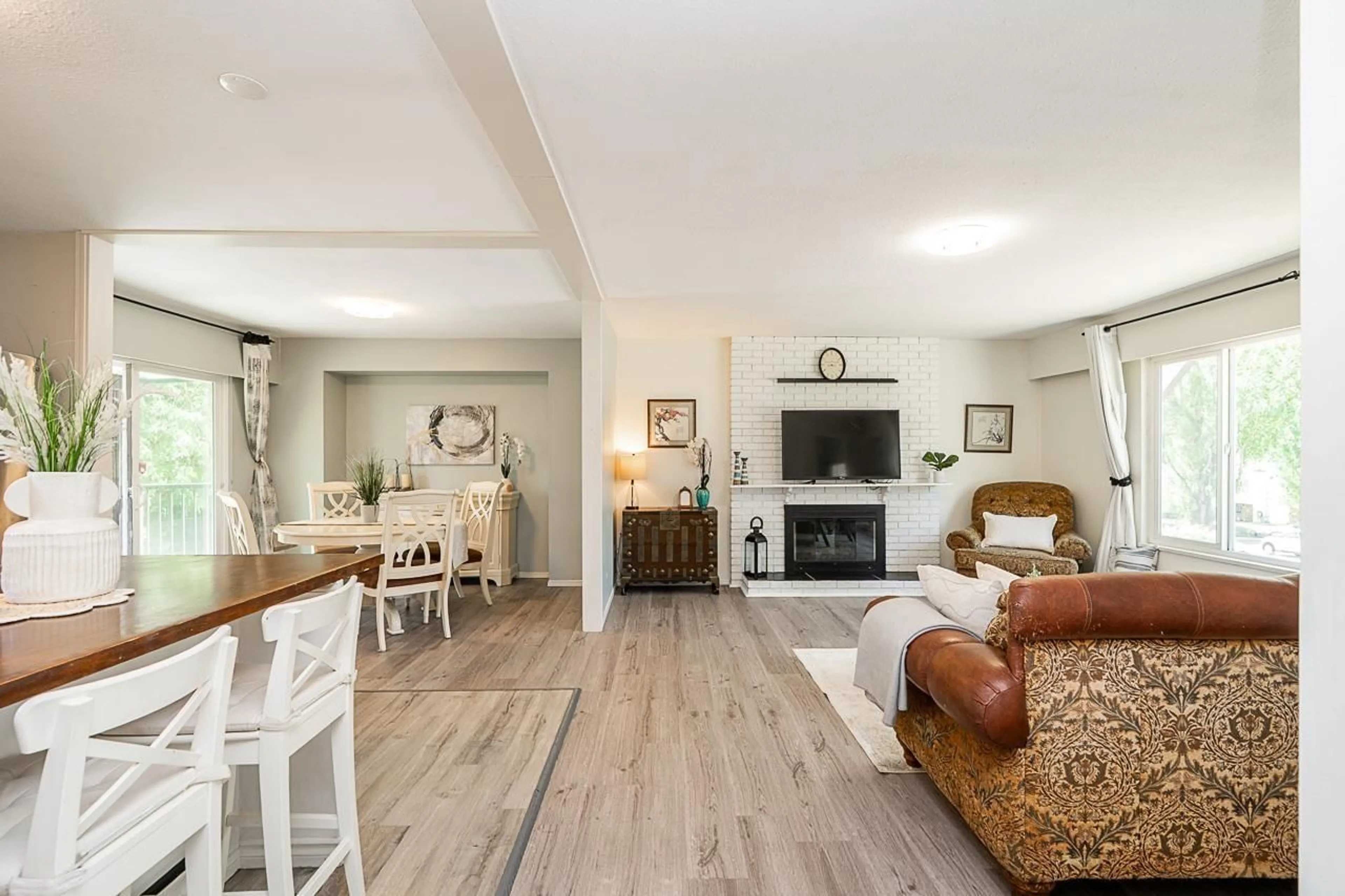 Living room with furniture, wood/laminate floor for 6250 171 STREET, Surrey British Columbia V3S5S2