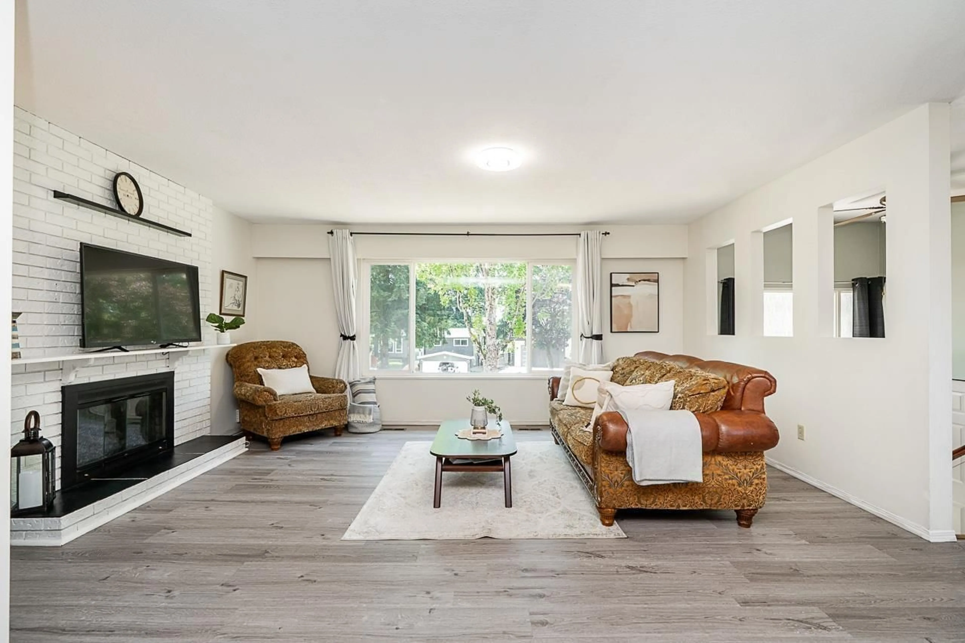 Living room with furniture, wood/laminate floor for 6250 171 STREET, Surrey British Columbia V3S5S2