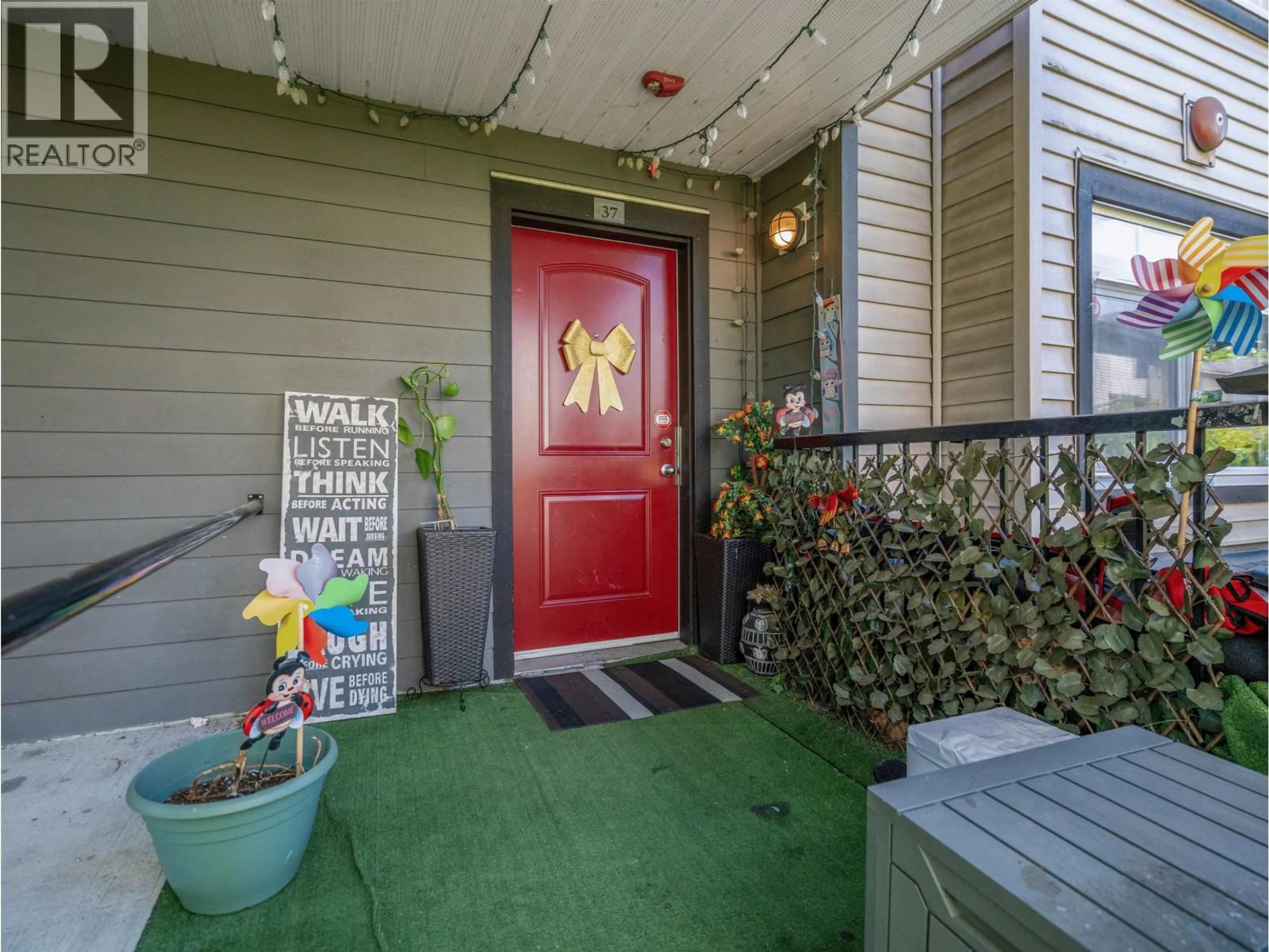 Indoor entryway for 37 - 7428 14TH AVENUE, Burnaby British Columbia V3N0C2