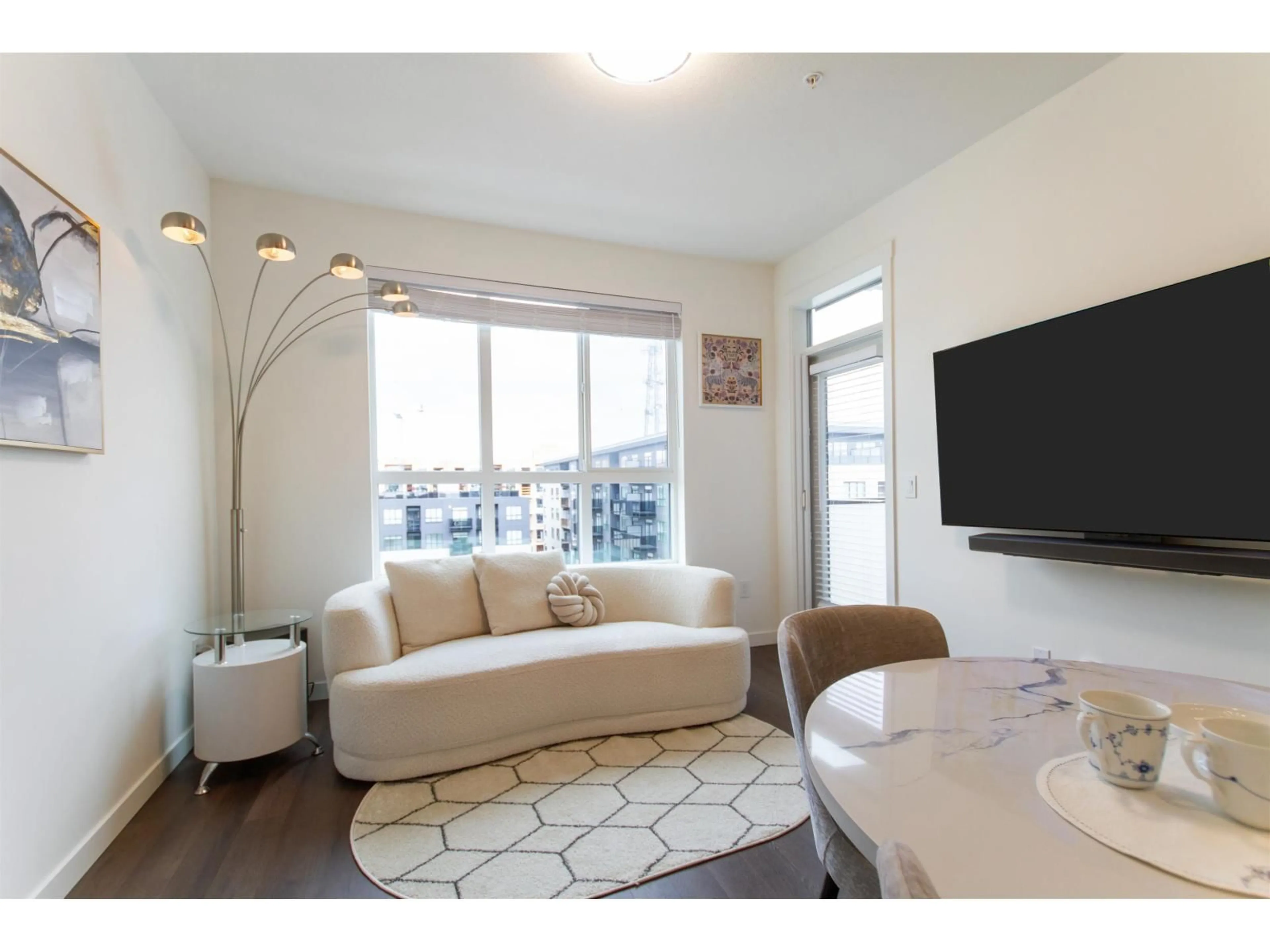 Living room with furniture, wood/laminate floor for 504 - 15738 85 AVENUE, Surrey British Columbia V4N6Y1