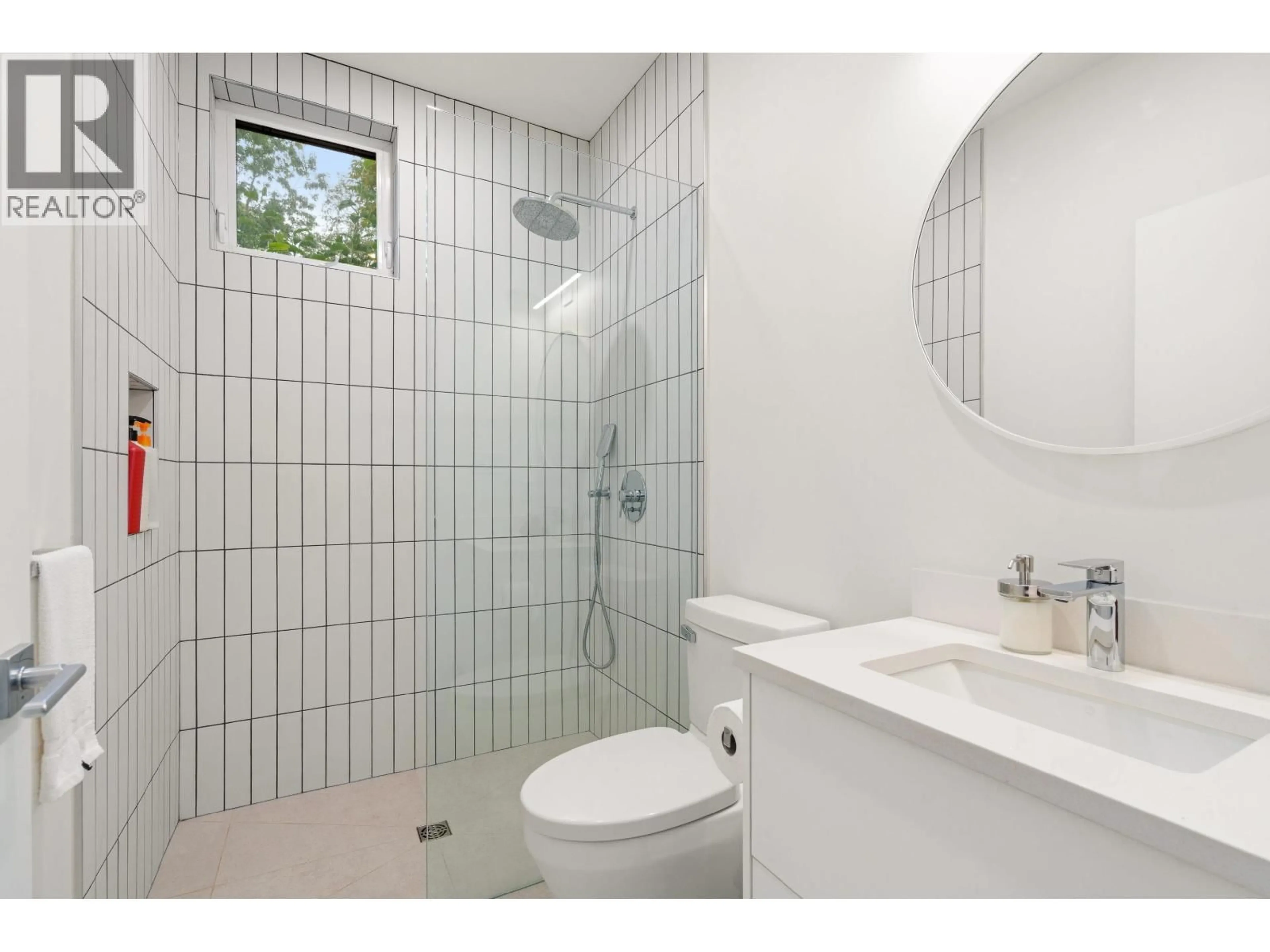 Standard bathroom, ceramic/tile floor for 2727 14TH AVENUE, Vancouver British Columbia V6K2X1