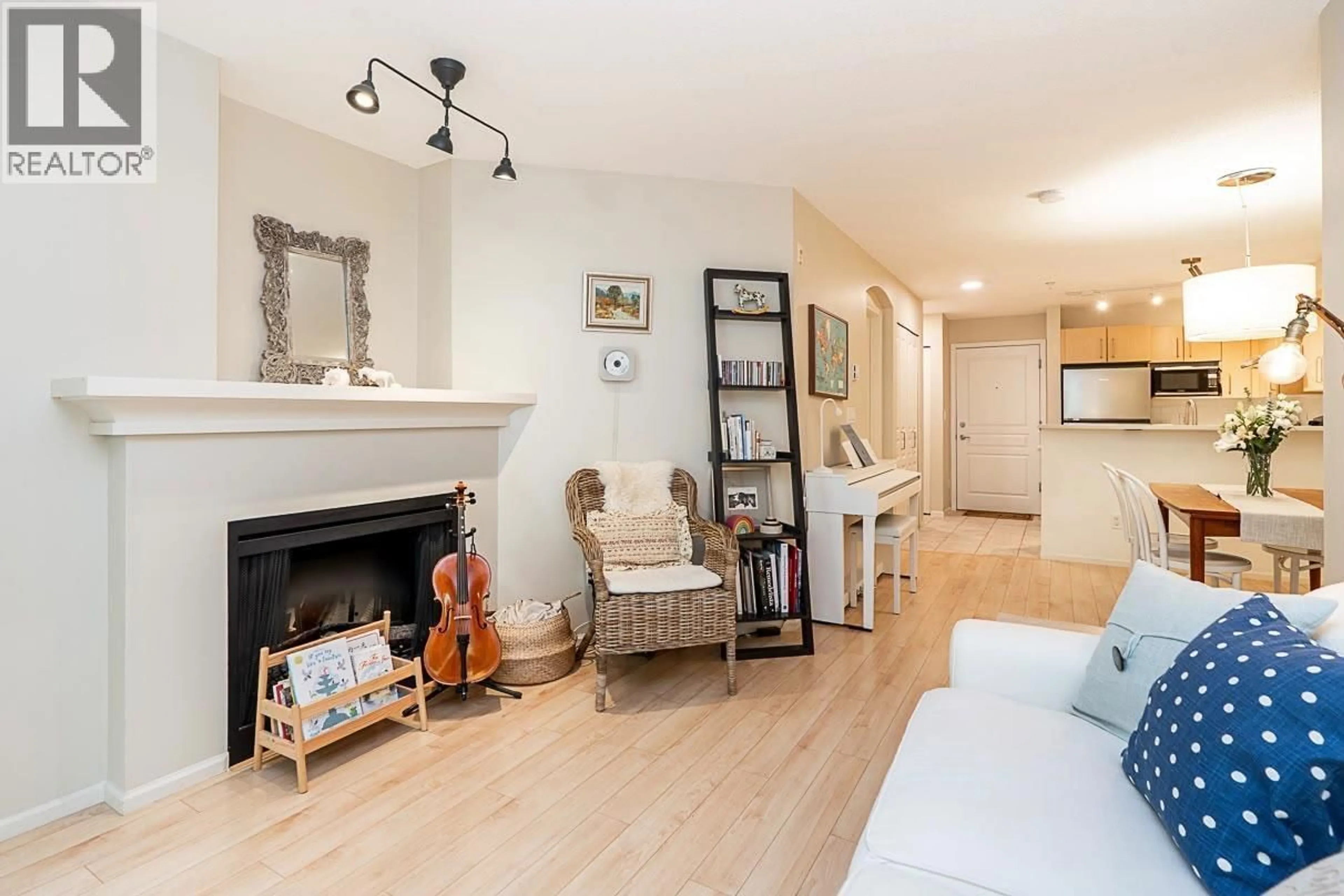 Living room with furniture, wood/laminate floor for 111 - 7330 SALISBURY AVENUE, Burnaby British Columbia V5E4N8