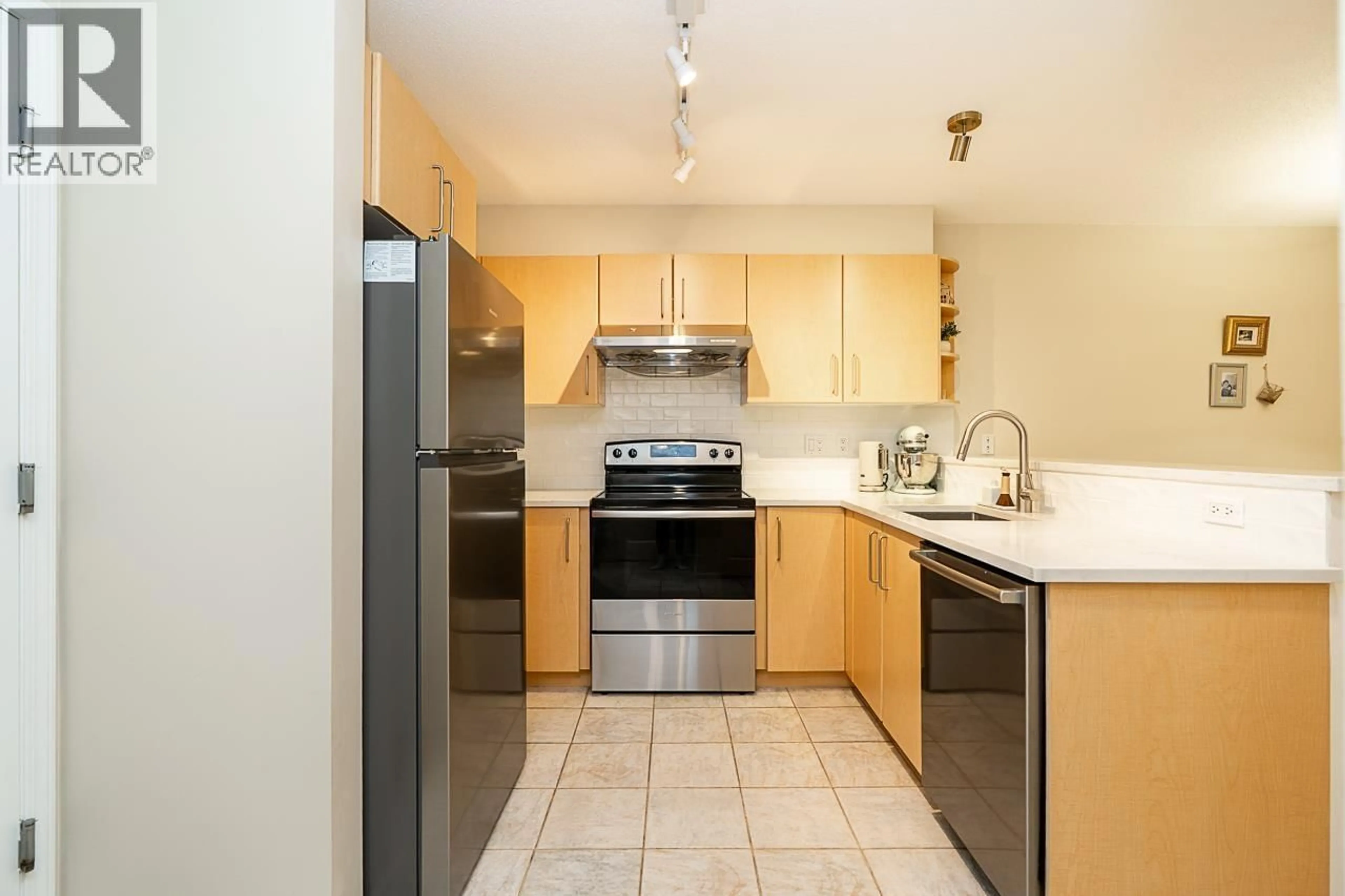 Standard kitchen, unknown for 111 - 7330 SALISBURY AVENUE, Burnaby British Columbia V5E4N8