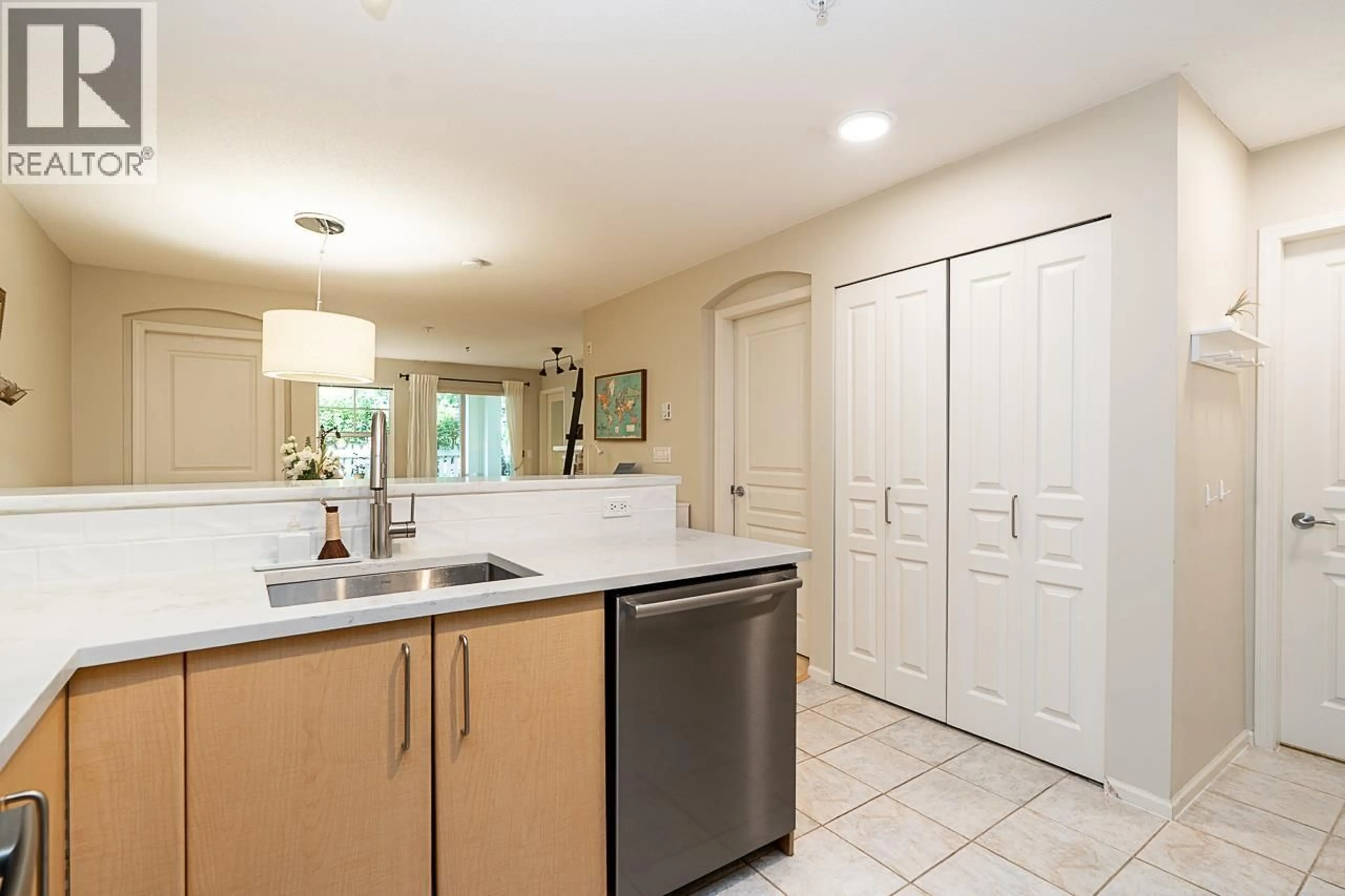 Standard kitchen, unknown for 111 - 7330 SALISBURY AVENUE, Burnaby British Columbia V5E4N8