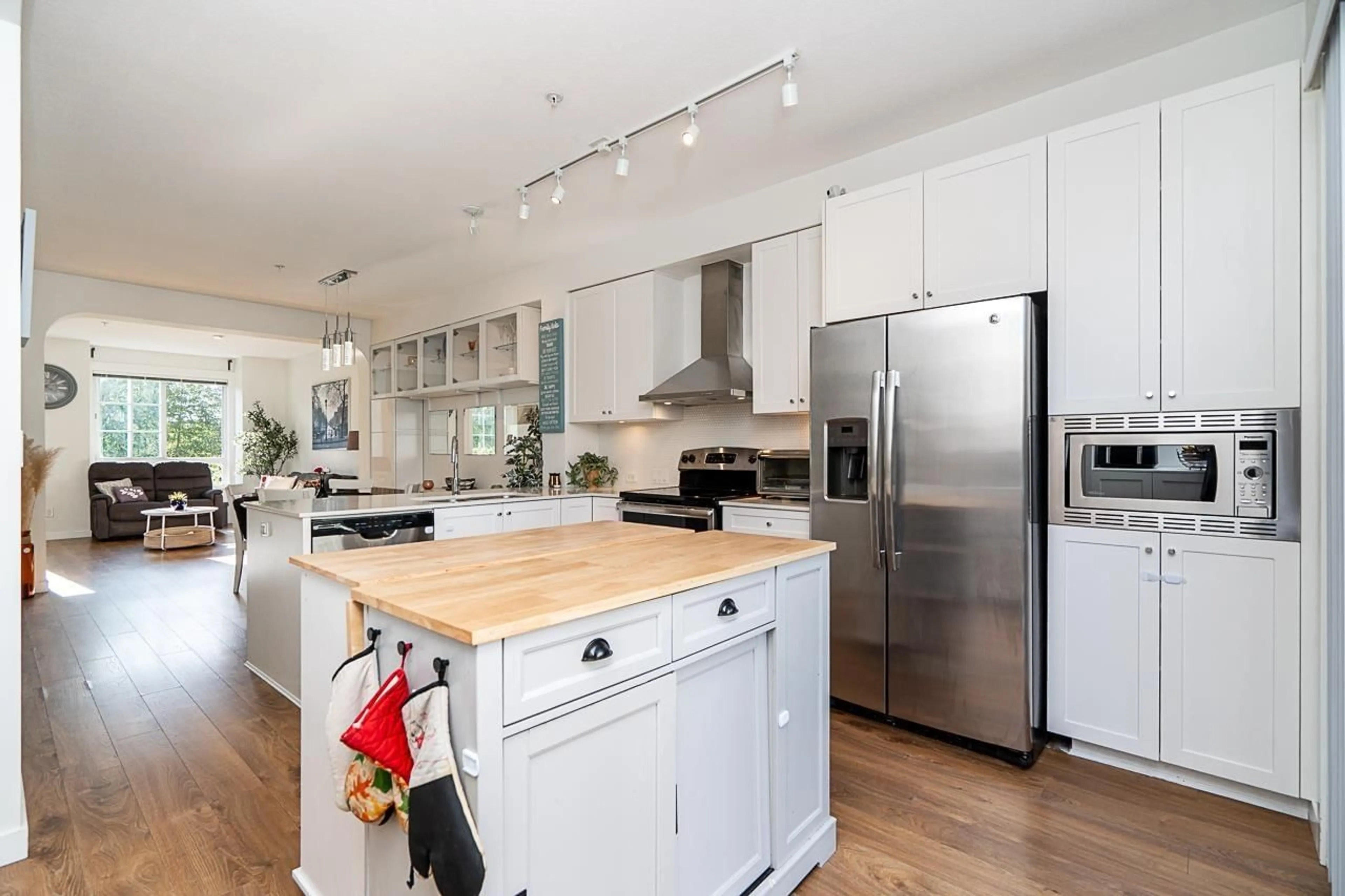 Open concept kitchen, wood/laminate floor for 3 - 8476 207A STREET, Langley British Columbia V2Y0S6