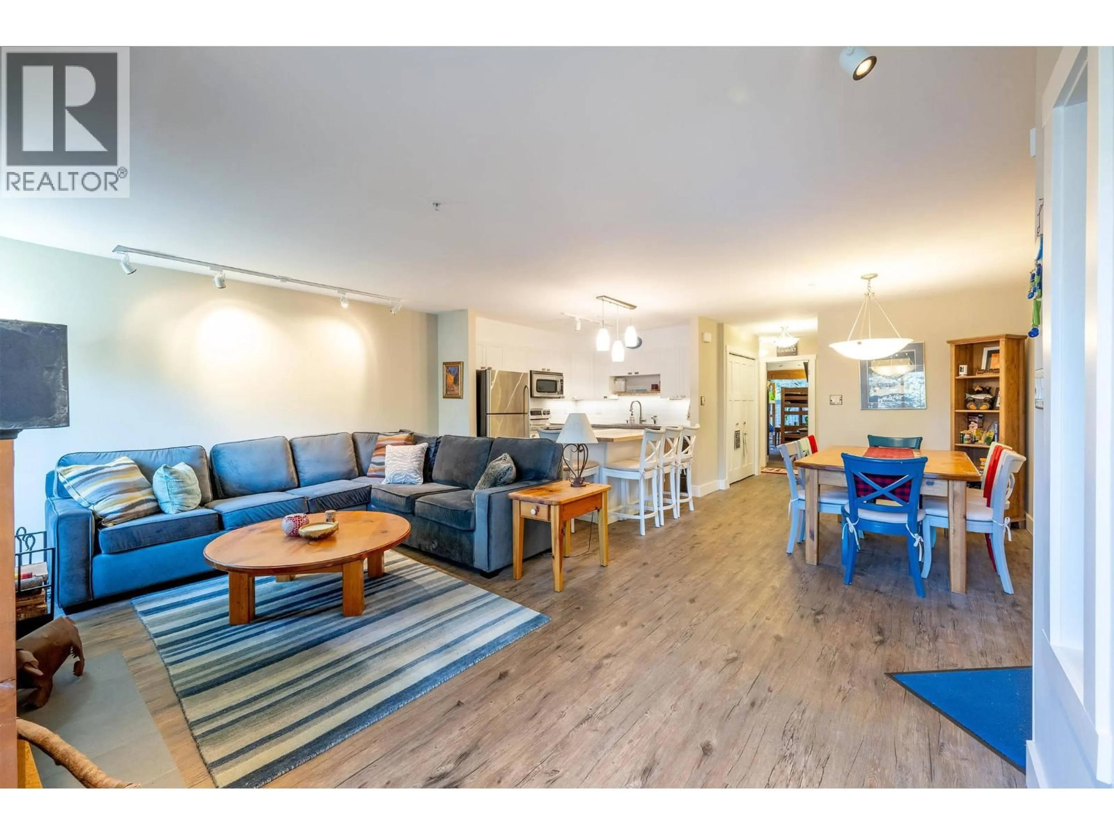 Living room with furniture, wood/laminate floor for 6 - 4725 SPEARHEAD DRIVE, Whistler British Columbia V8E1E6