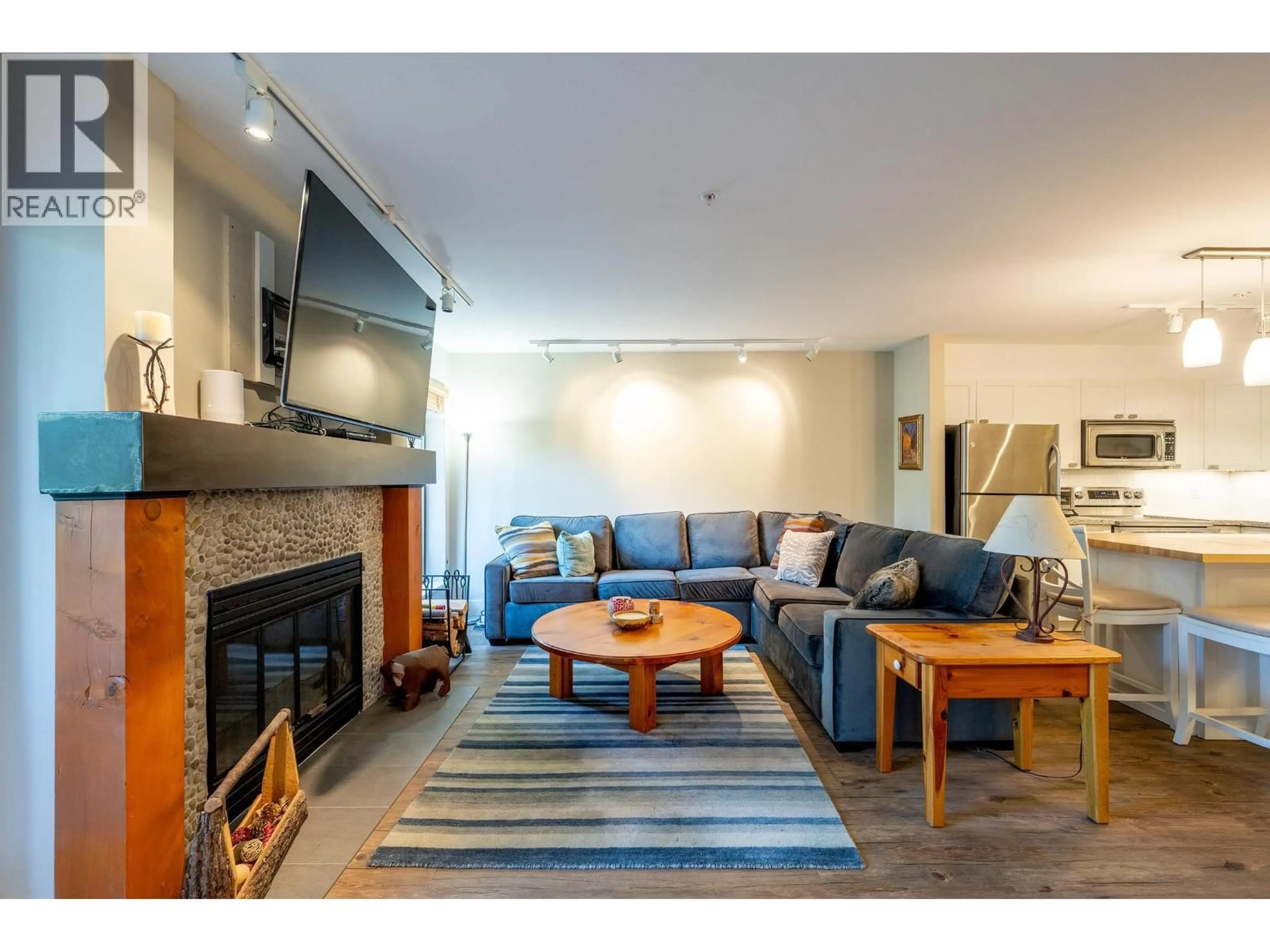 Living room with furniture, wood/laminate floor for 6 - 4725 SPEARHEAD DRIVE, Whistler British Columbia V8E1E6