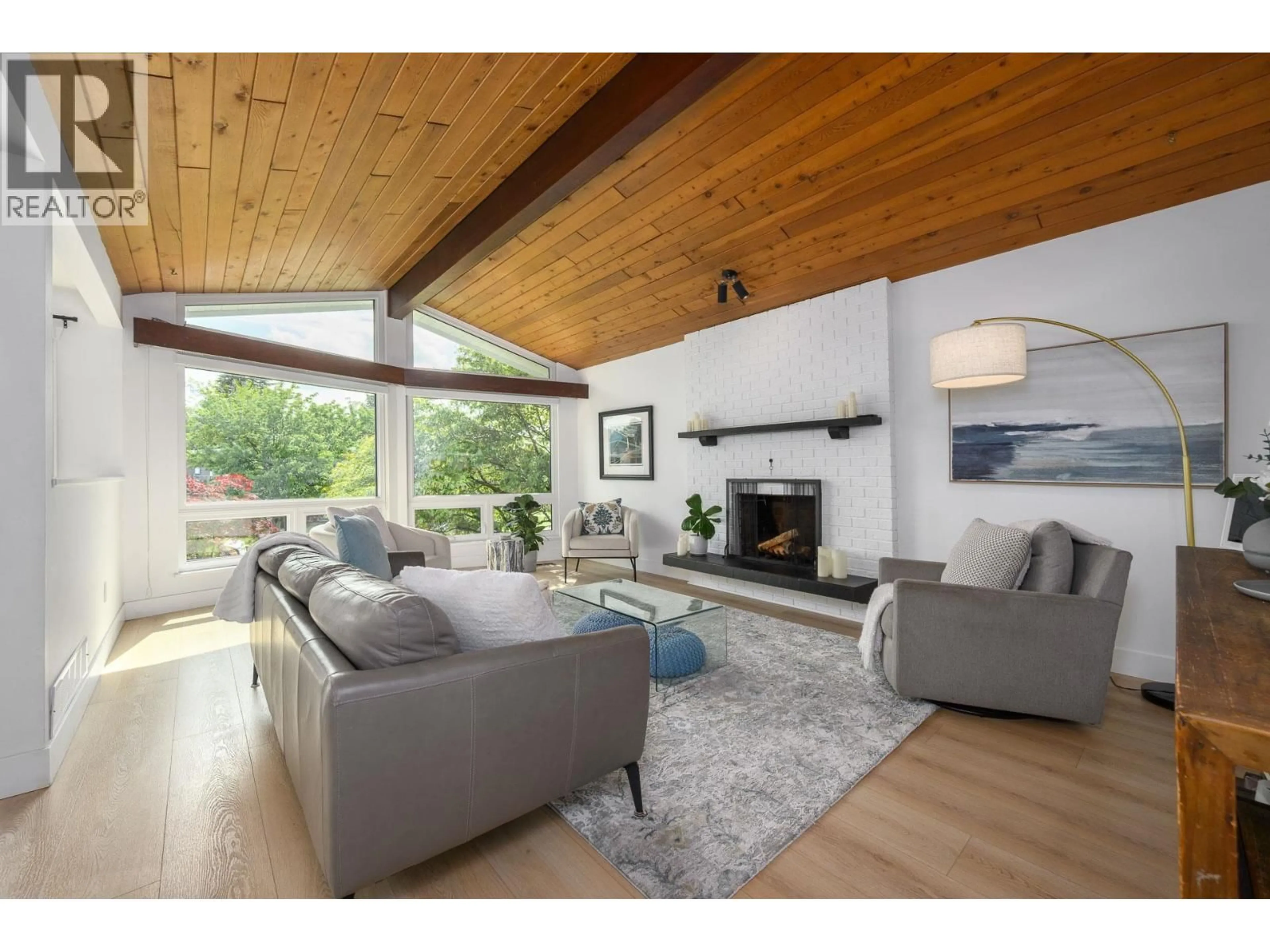 Living room with furniture, wood/laminate floor for 605 ALLISON PLACE, New Westminster British Columbia V3L5C1