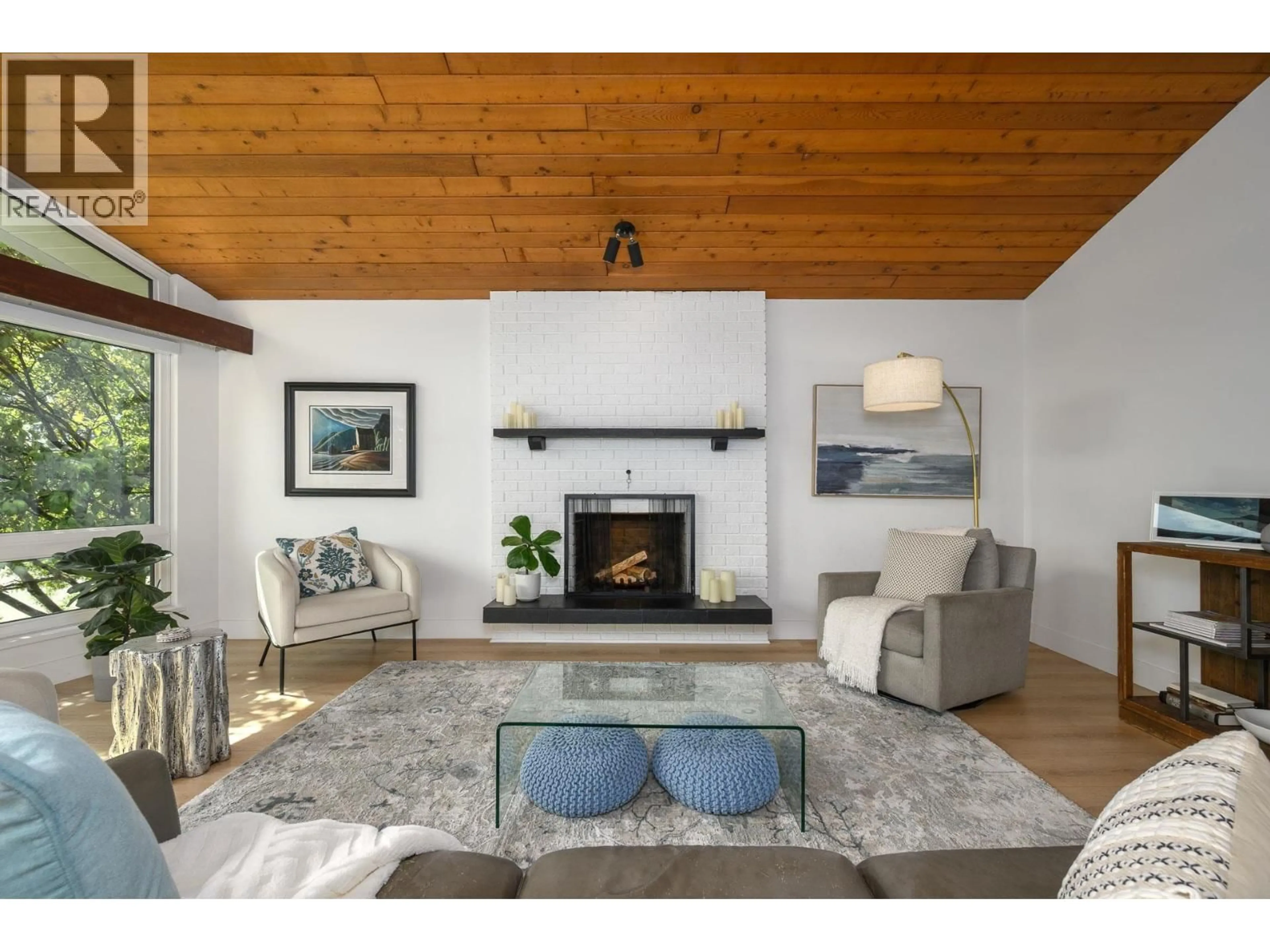 Living room with furniture, wood/laminate floor for 605 ALLISON PLACE, New Westminster British Columbia V3L5C1