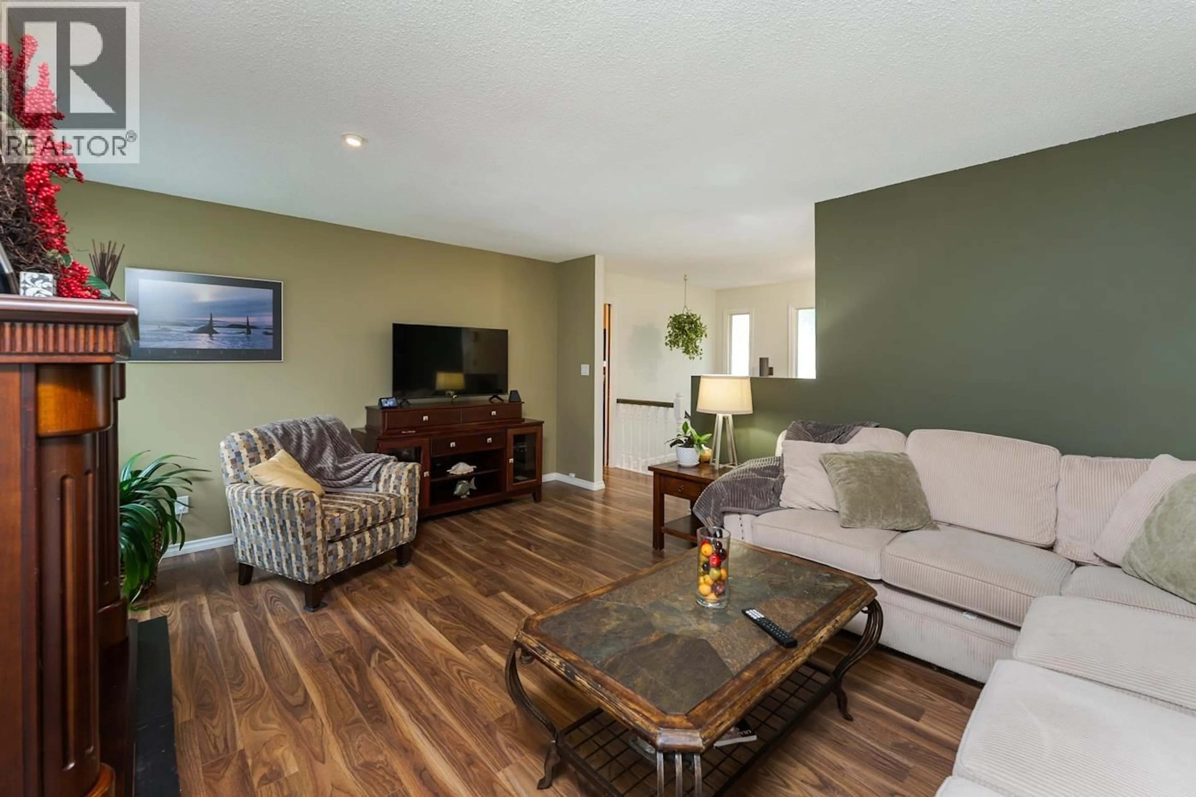 Living room with furniture, wood/laminate floor for 5836 TRENT DRIVE, Prince George British Columbia V2N2E9