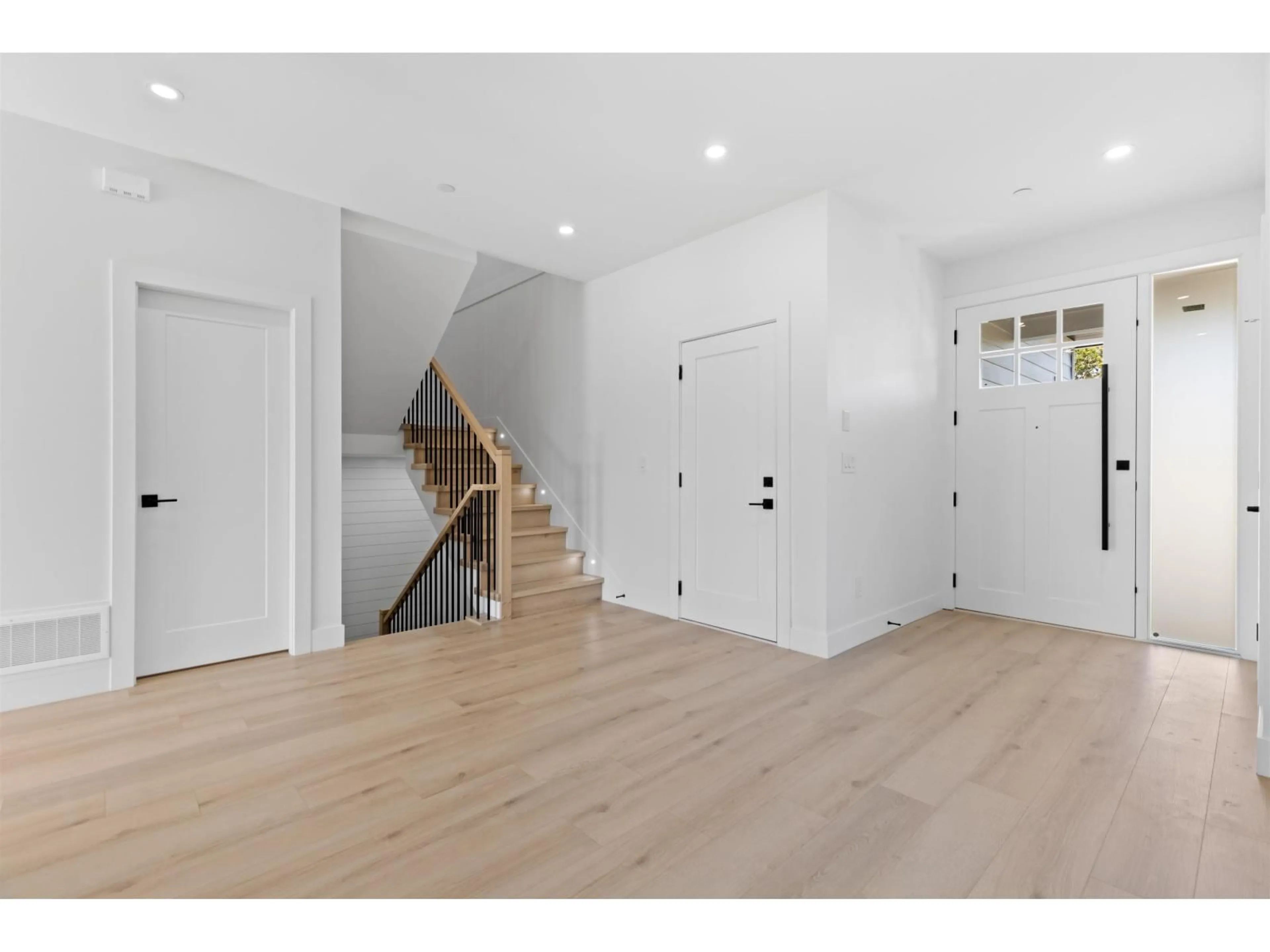 Indoor entryway for A - 7531 DUNSMUIR STREET, Mission British Columbia V2V4B5