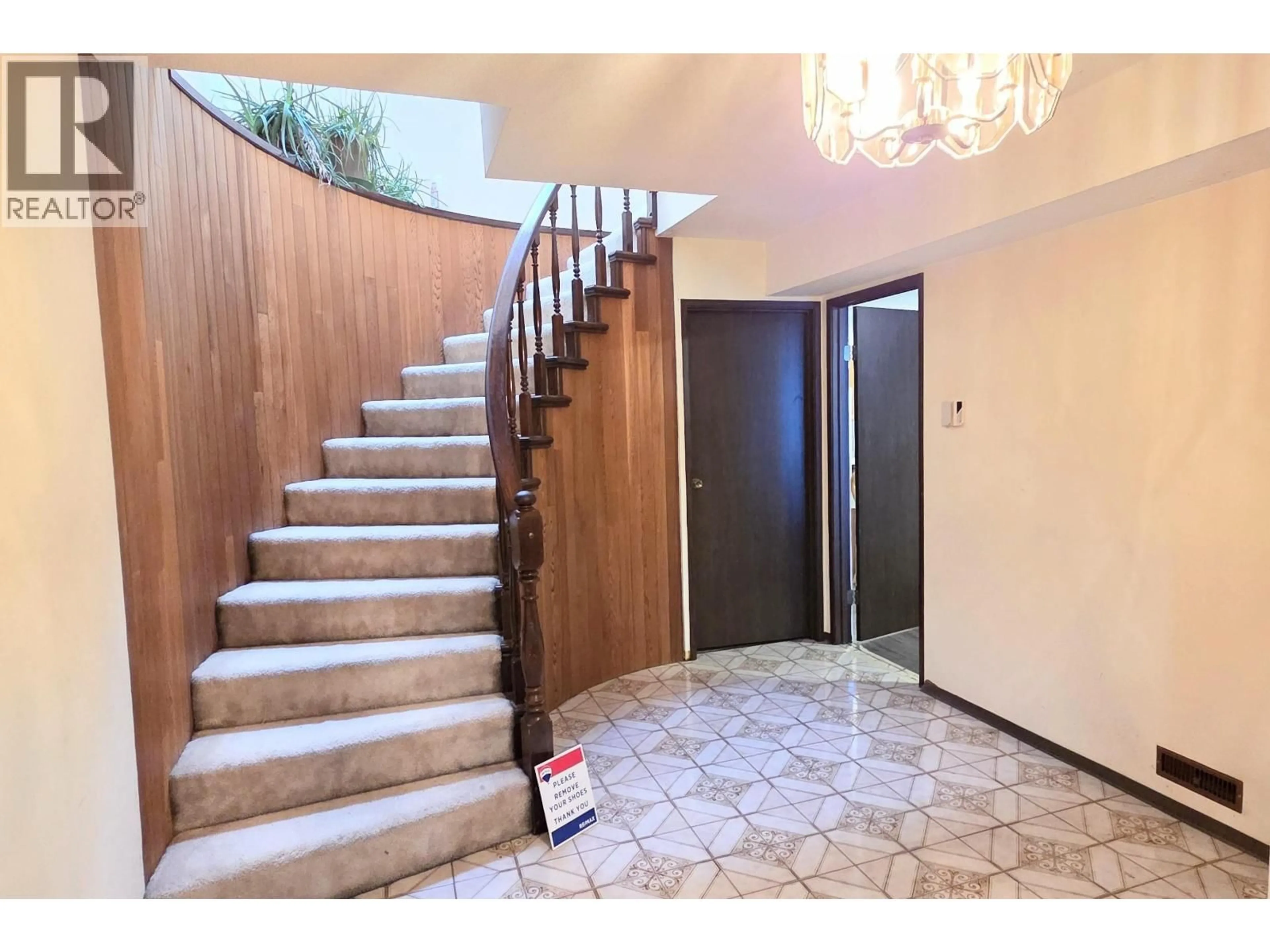 Indoor foyer for 2986 3RD AVENUE, Vancouver British Columbia V5M1H8