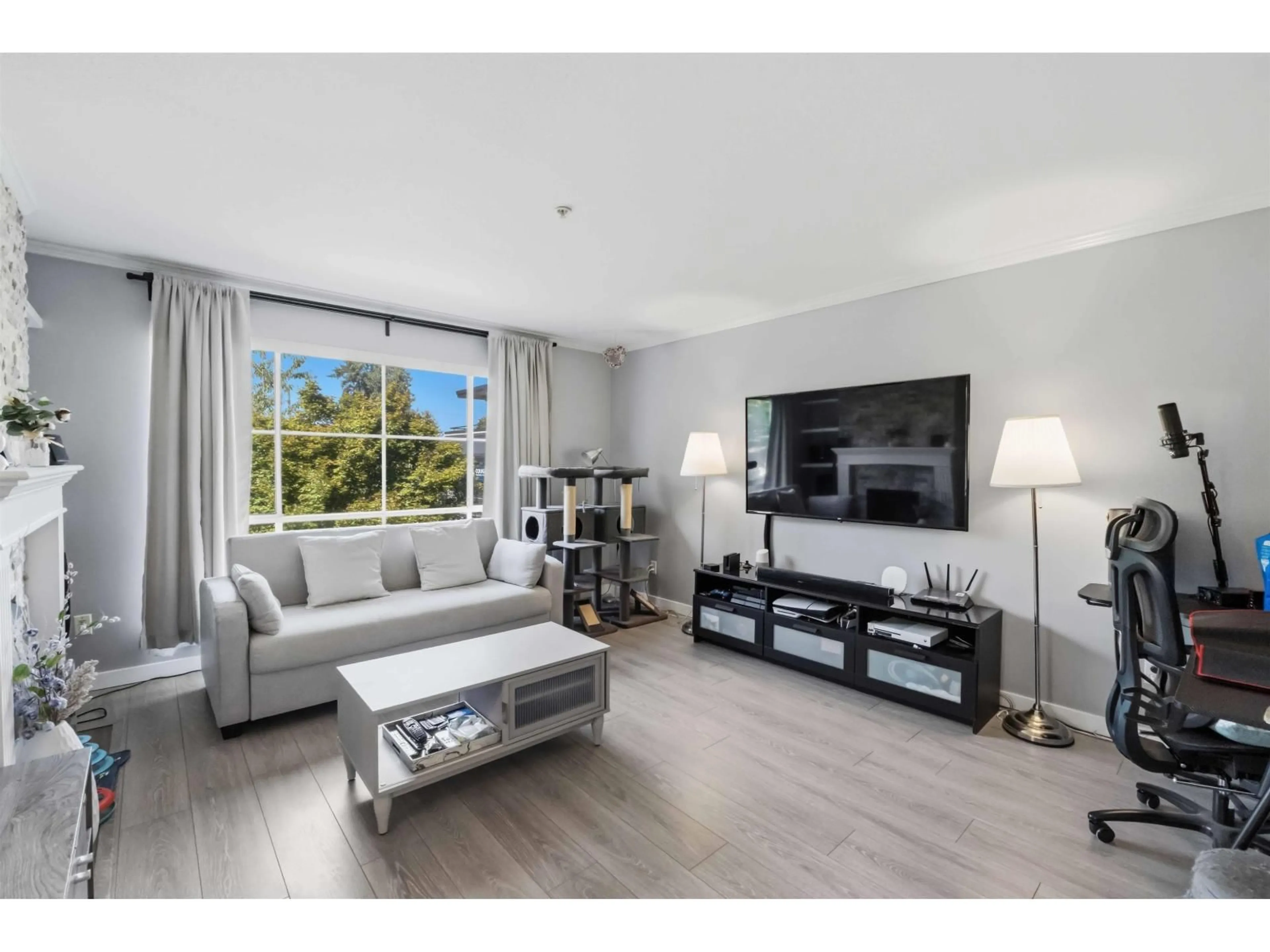 Living room with furniture, wood/laminate floor for 107 - 9951 152 STREET, Surrey British Columbia V3R4G5