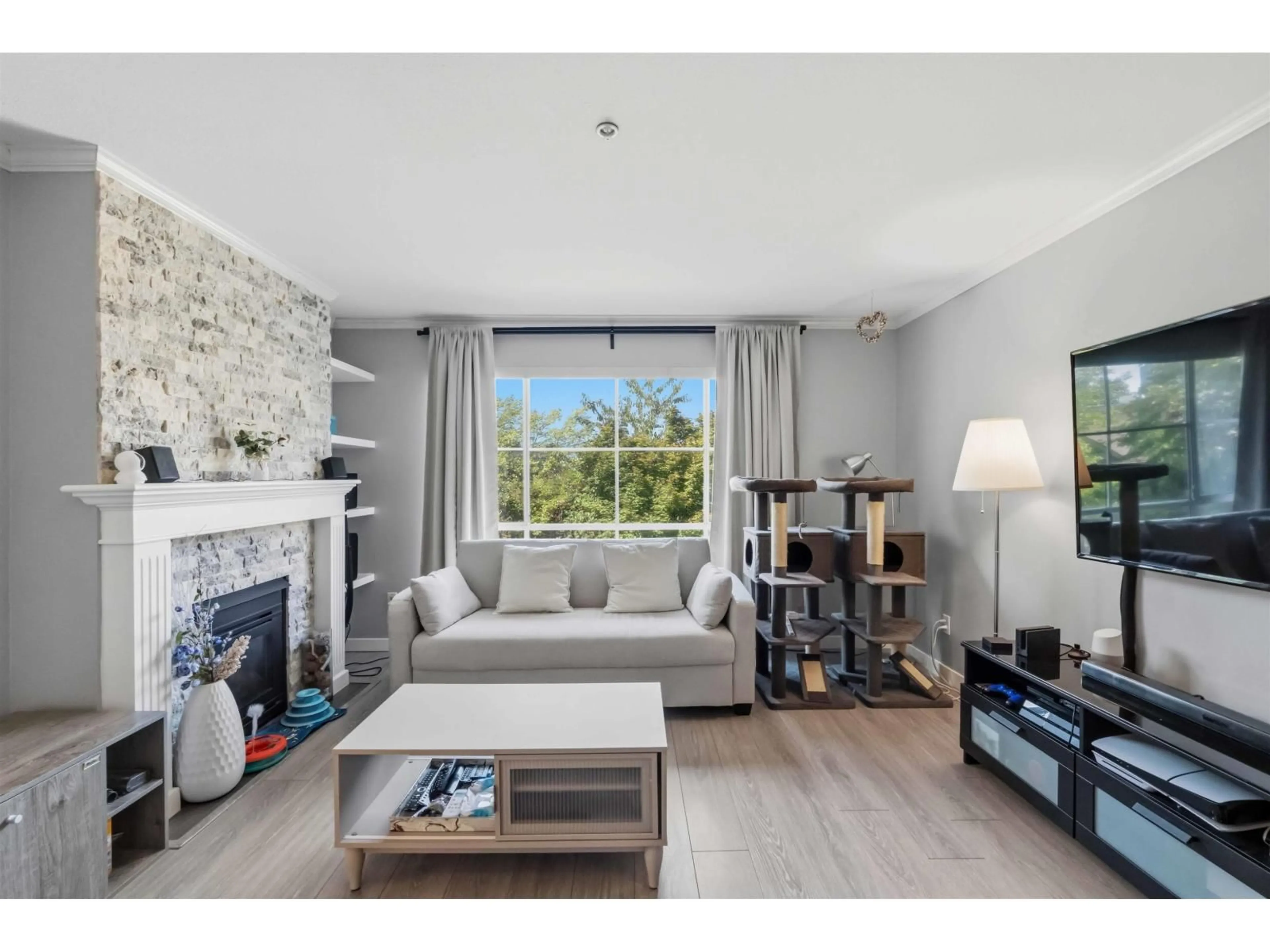 Living room with furniture, wood/laminate floor for 107 - 9951 152 STREET, Surrey British Columbia V3R4G5
