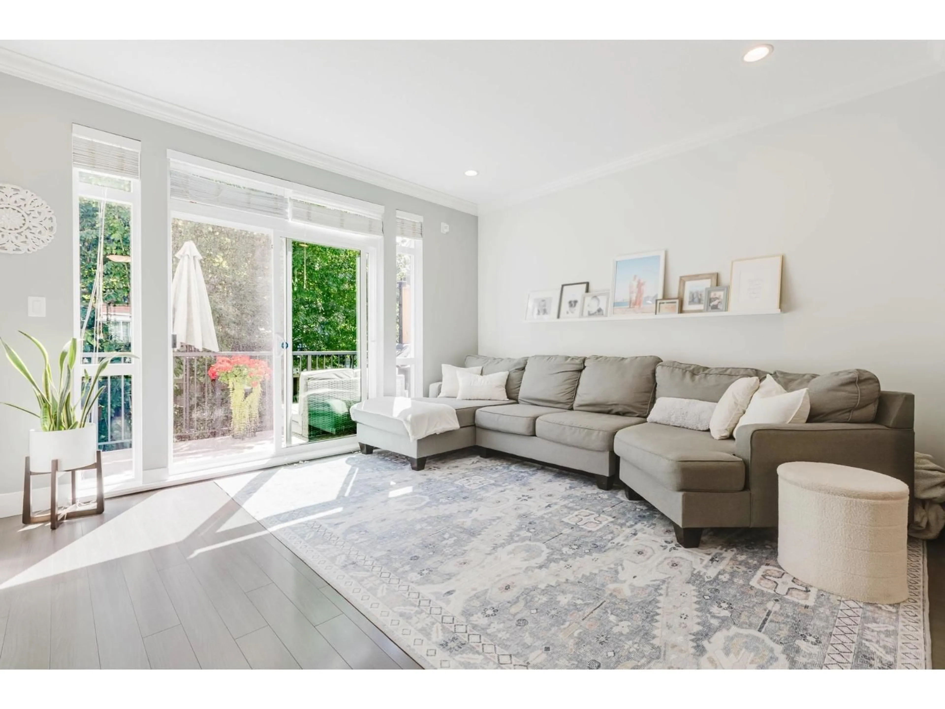 Living room with furniture, unknown for 28 - 3039 156 STREET, Surrey British Columbia V3Z6T5