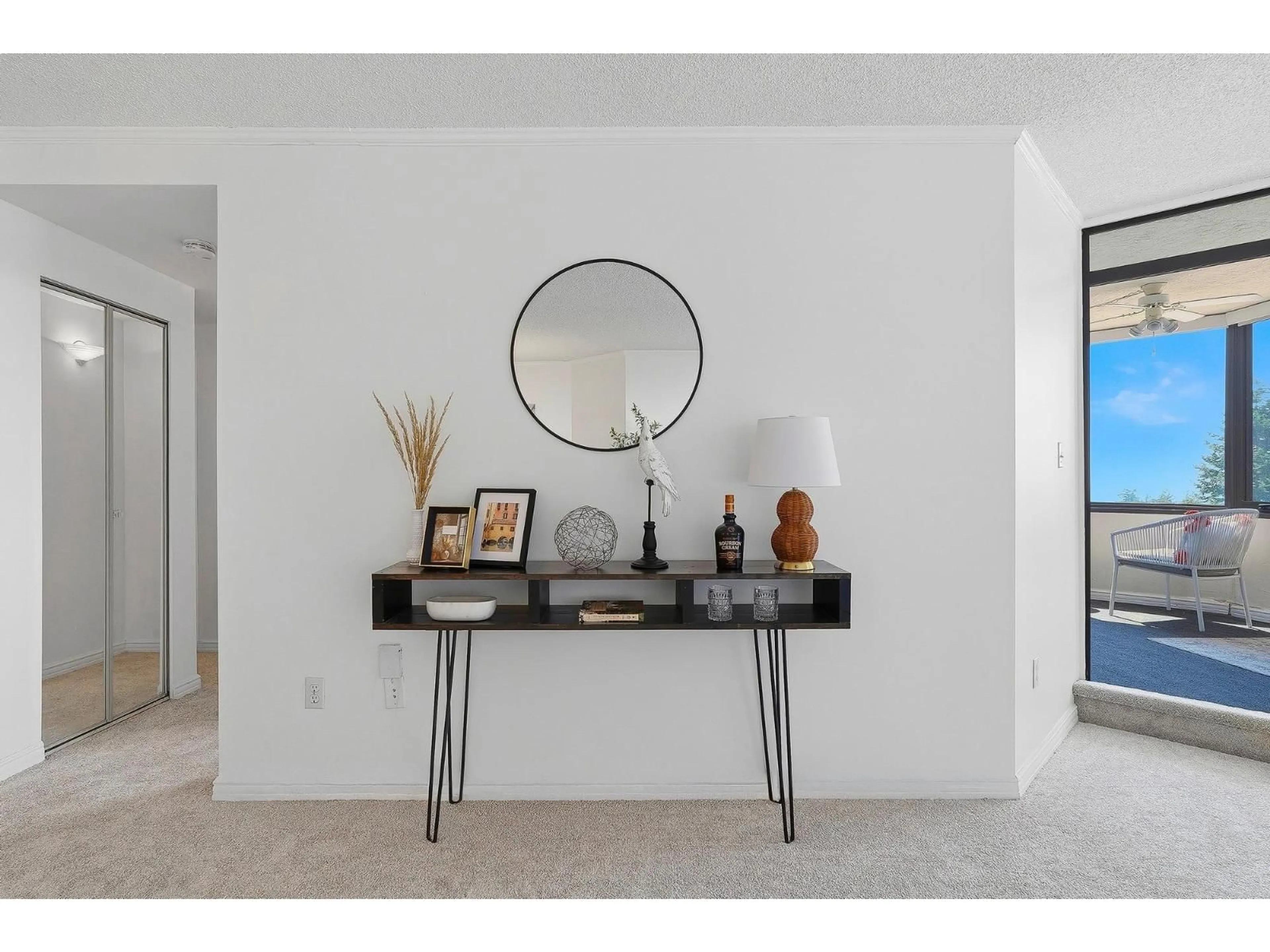 Indoor entryway for 303 - 1480 FOSTER STREET, White Rock British Columbia V4B3X7