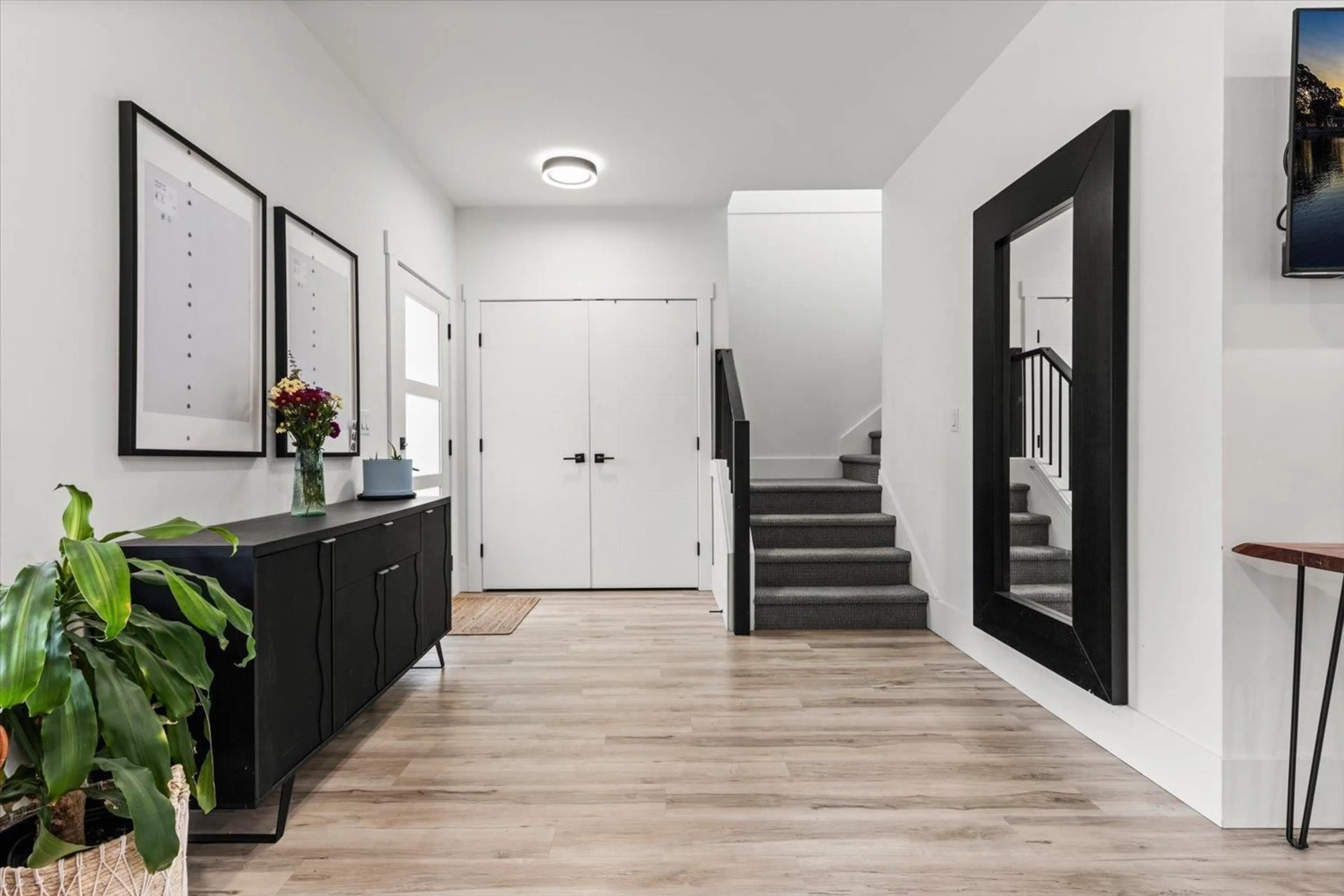 Indoor entryway for 46409 BEDFORD PARKWAY, Chilliwack British Columbia V2R5N4