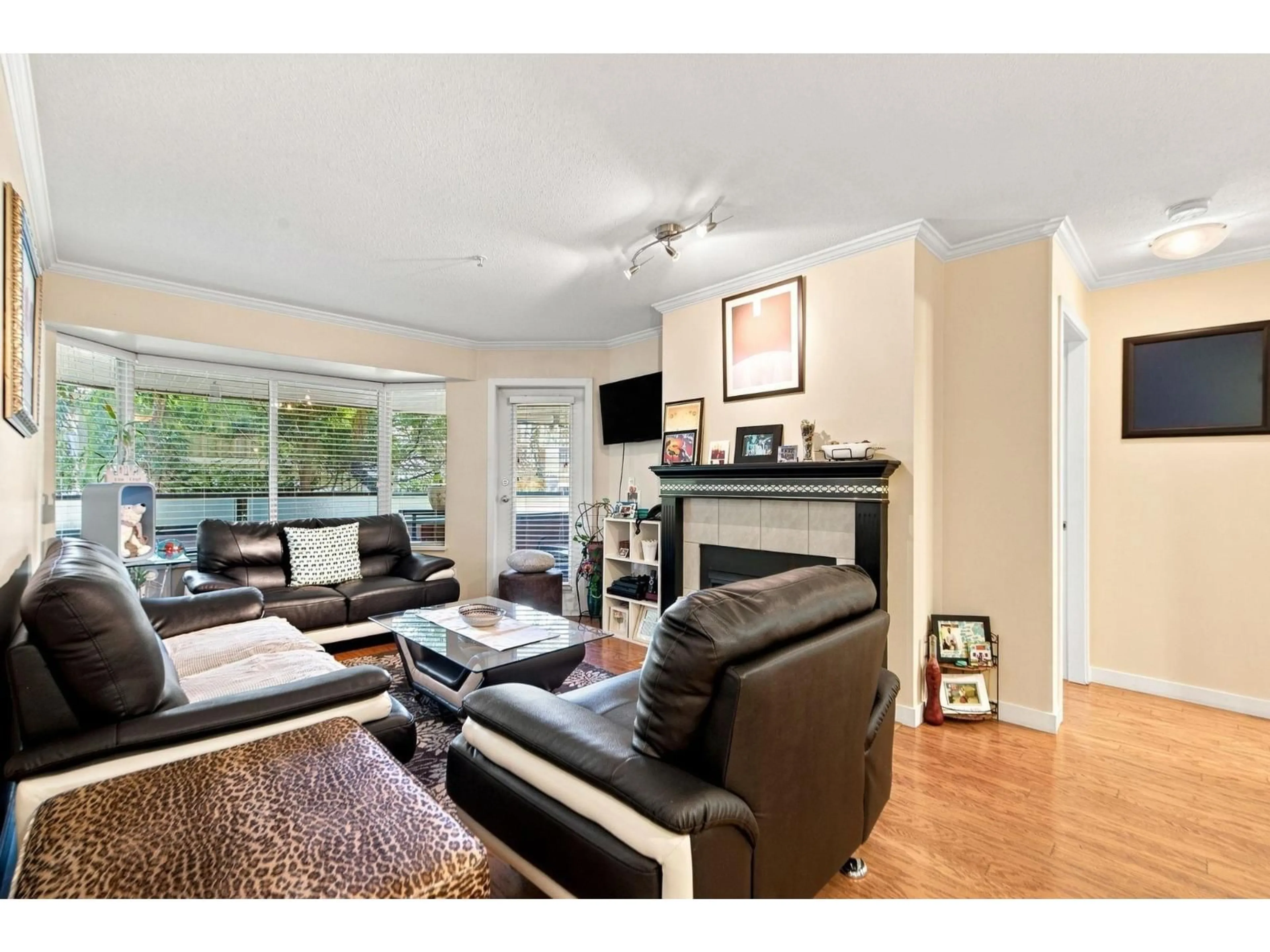 Living room with furniture, wood/laminate floor for 105 - 2958 TRETHEWEY STREET, Abbotsford British Columbia V2T6P6