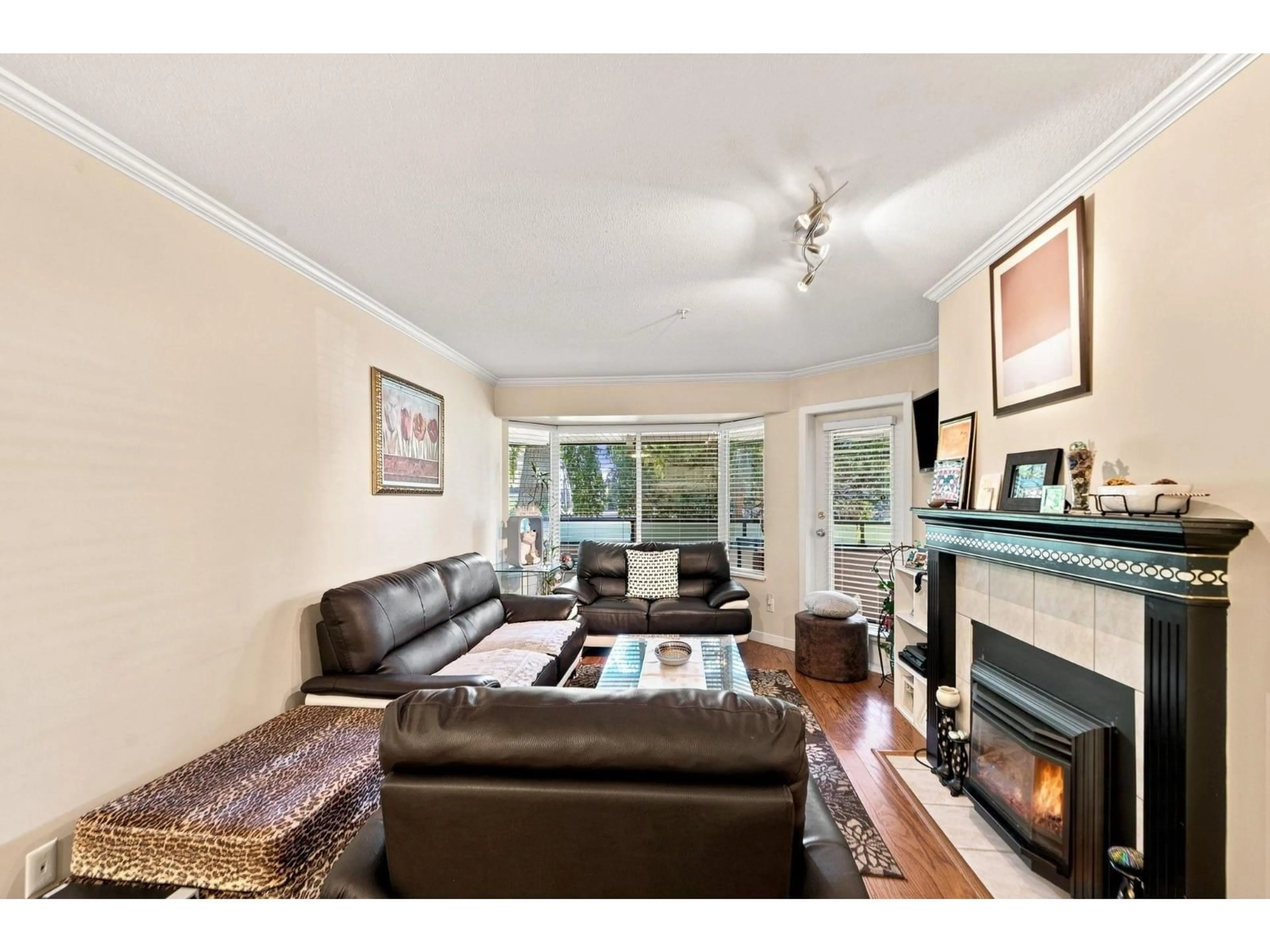 Living room with furniture, wood/laminate floor for 105 - 2958 TRETHEWEY STREET, Abbotsford British Columbia V2T6P6