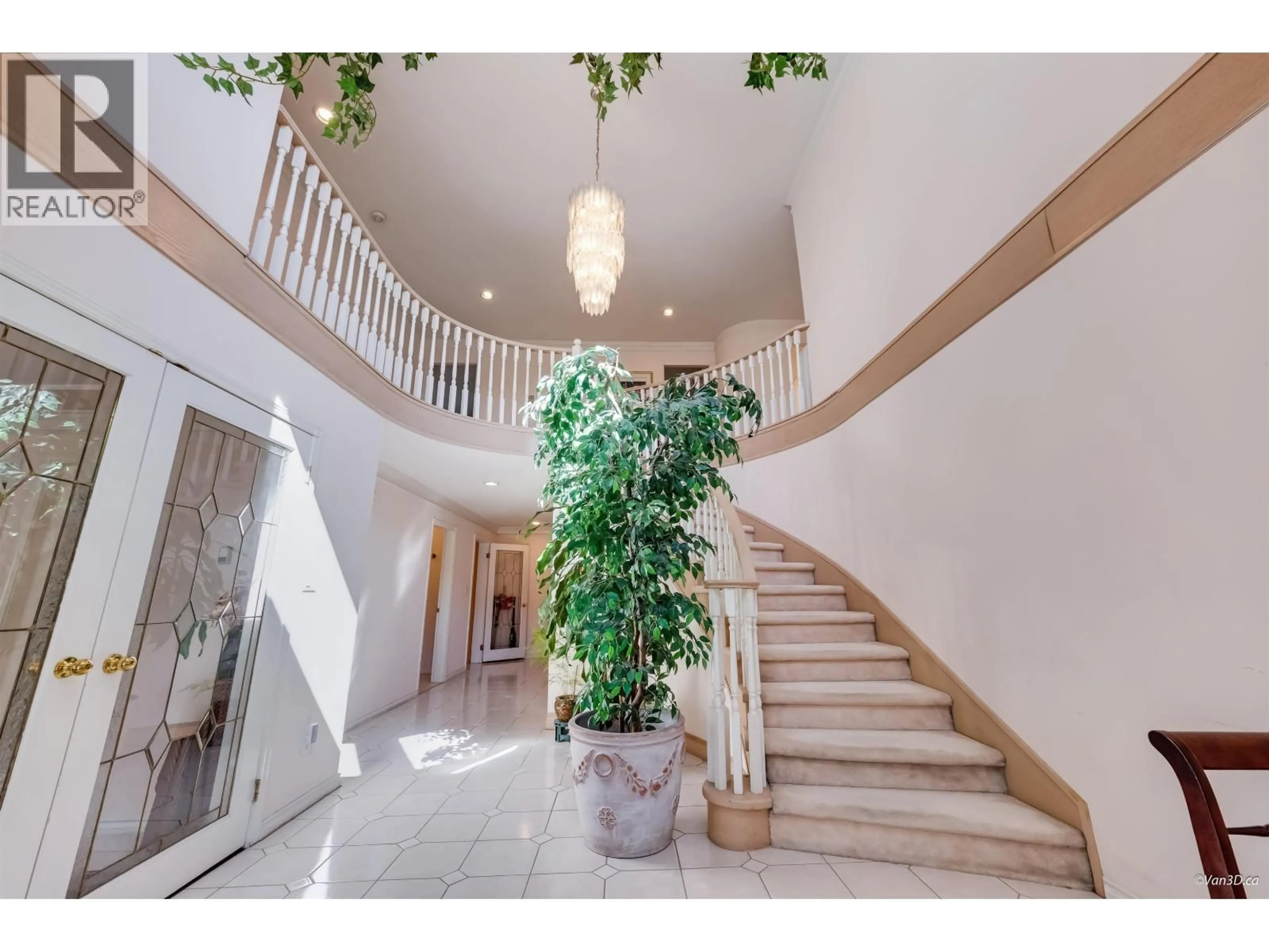 Indoor foyer for 7038 BRIDGE STREET, Richmond British Columbia V6Y2S7