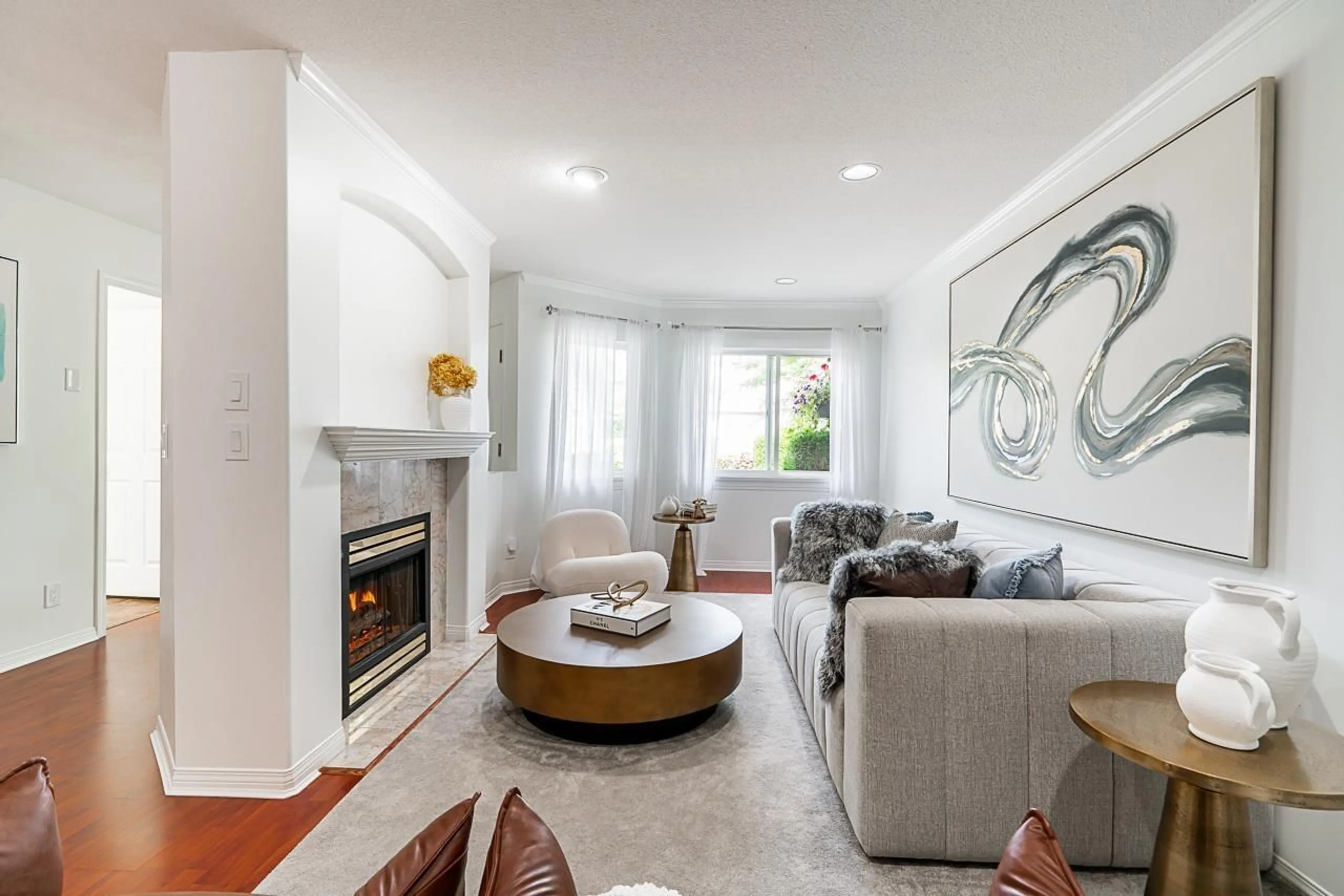 Living room with furniture, ceramic/tile floor for 2 - 15099 28 AVENUE, Surrey British Columbia V4P1P3