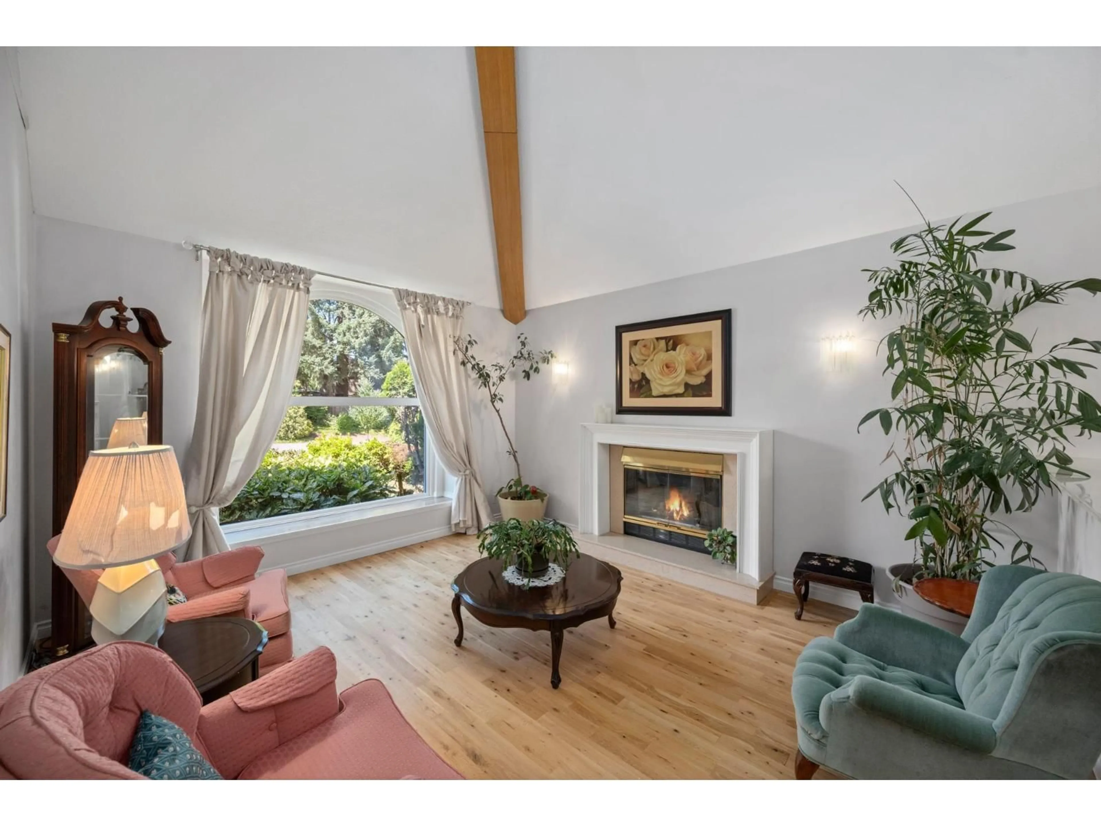 Living room with furniture, unknown for 16614 CHERRYHILL CRESCENT, Surrey British Columbia V2W0A8
