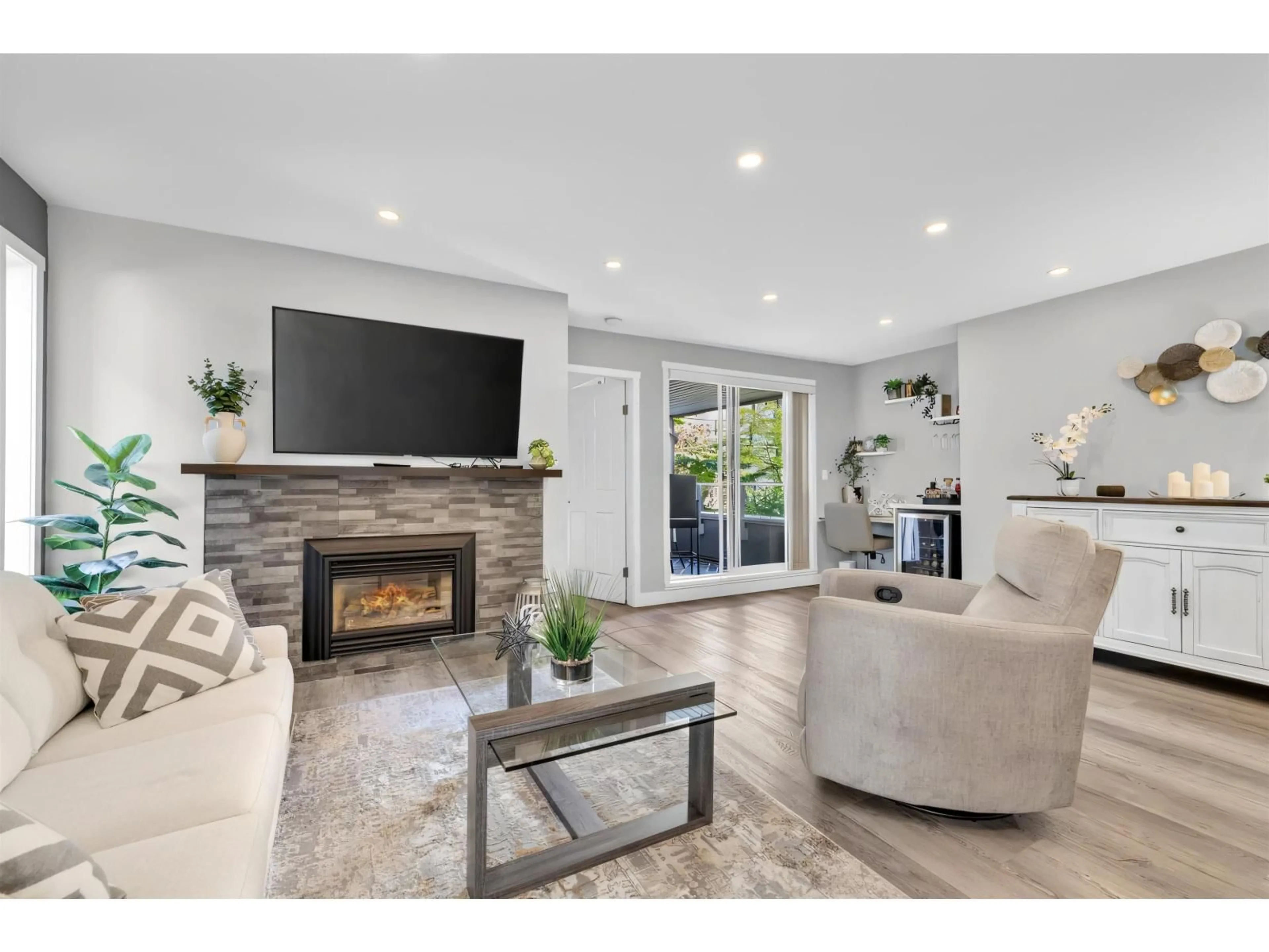 Living room with furniture, unknown for 105 - 15717 MARINE DRIVE, White Rock British Columbia V4B1E4