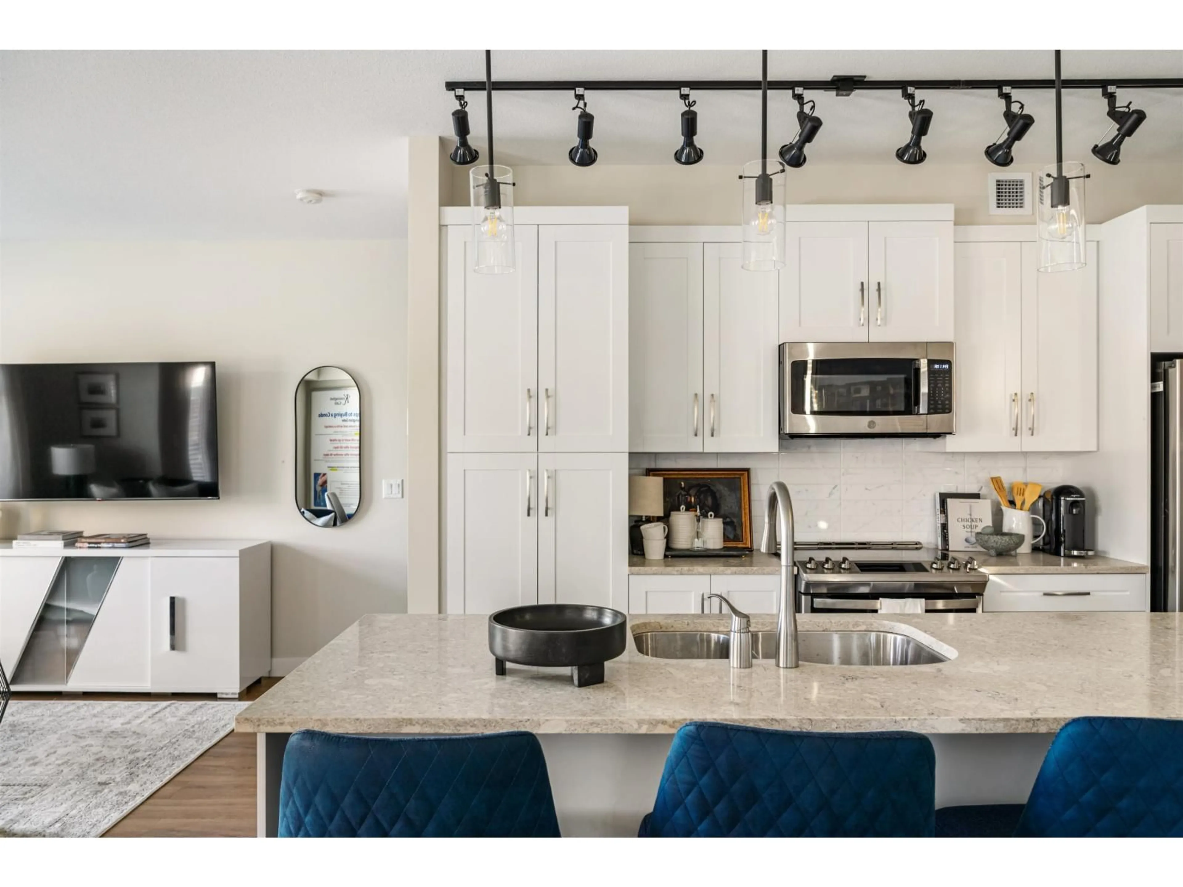 Open concept kitchen, ceramic/tile floor for 406 - 11058 132 STREET DIVERSION DIVERSION, Surrey British Columbia V3T0Y3
