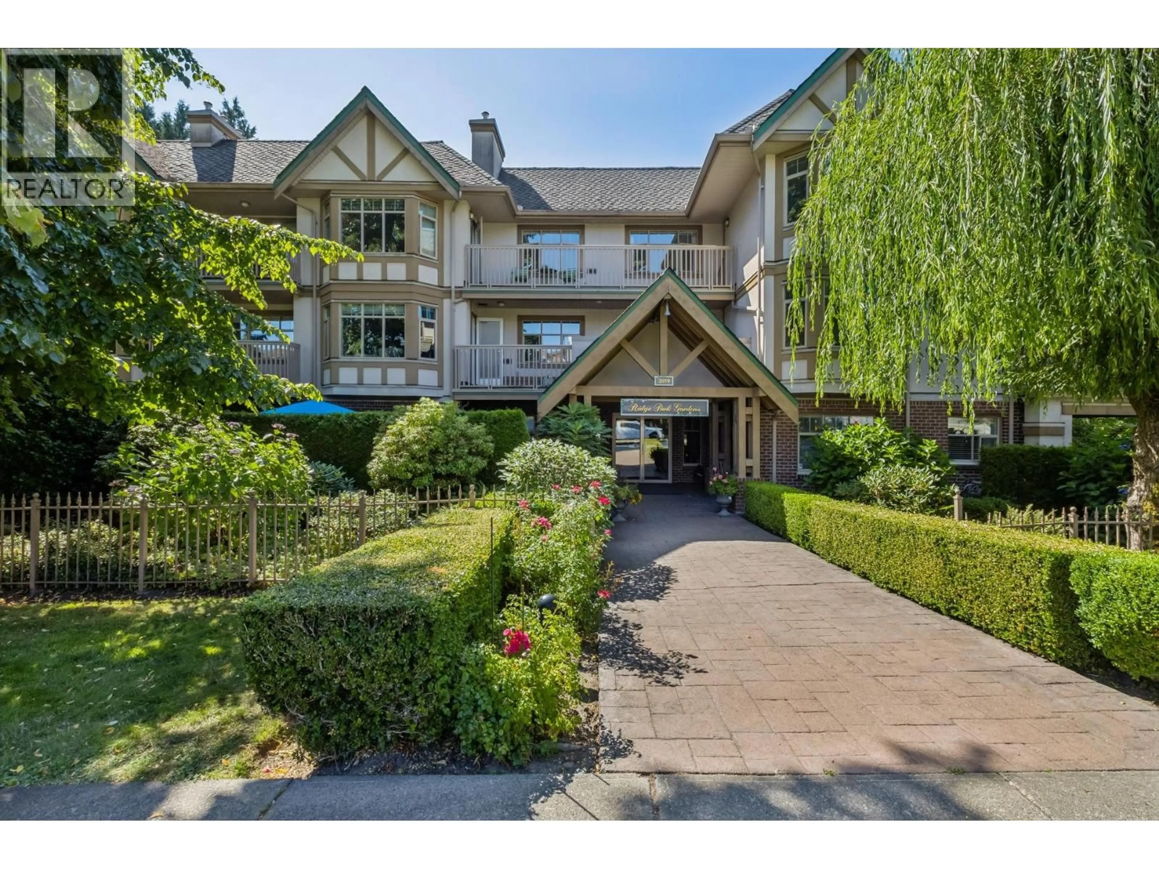 Patio, street for 505 - 2059 CHESTERFIELD AVENUE, North Vancouver British Columbia V7M2P4