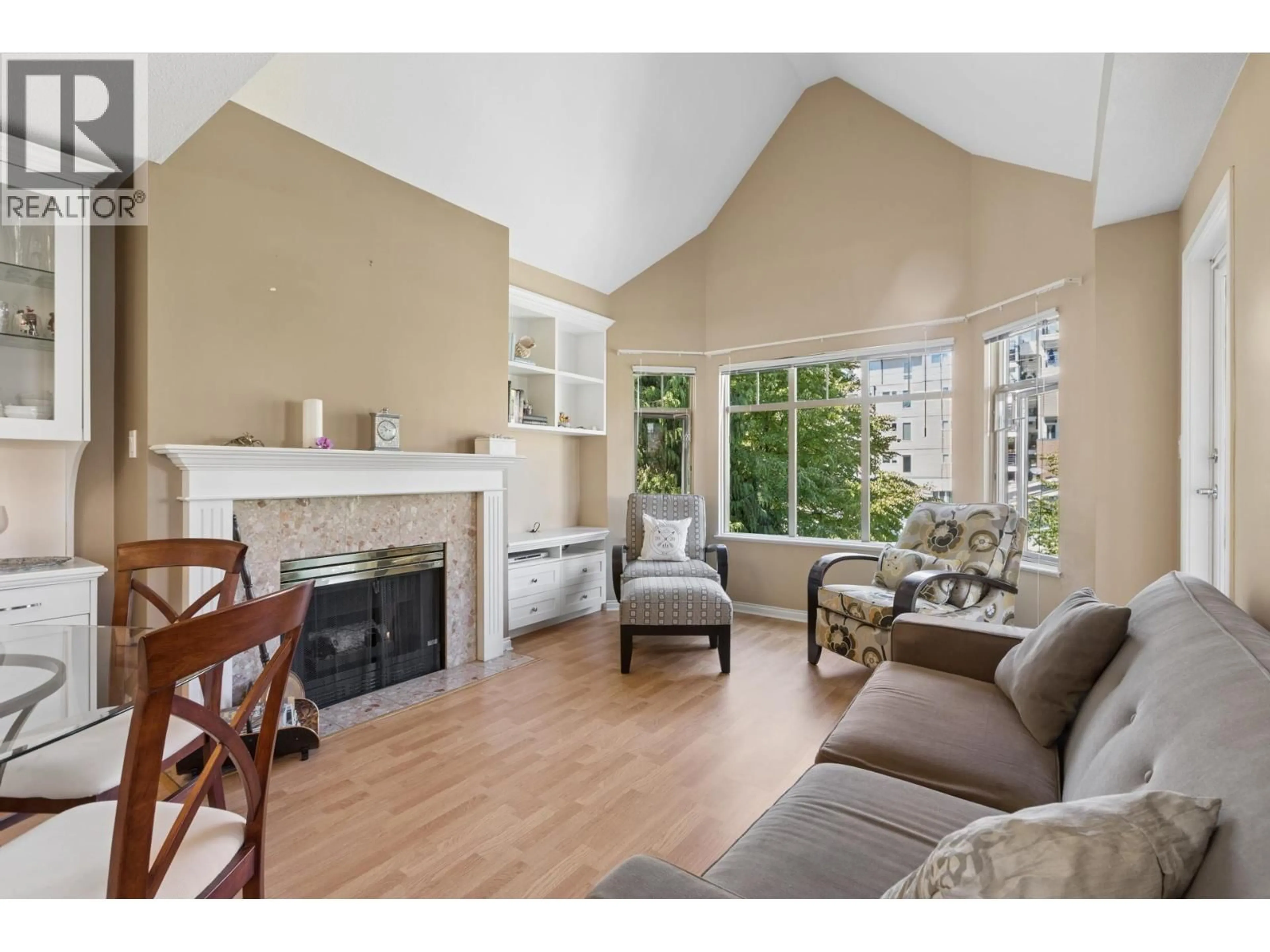 Living room with furniture, unknown for 505 - 2059 CHESTERFIELD AVENUE, North Vancouver British Columbia V7M2P4