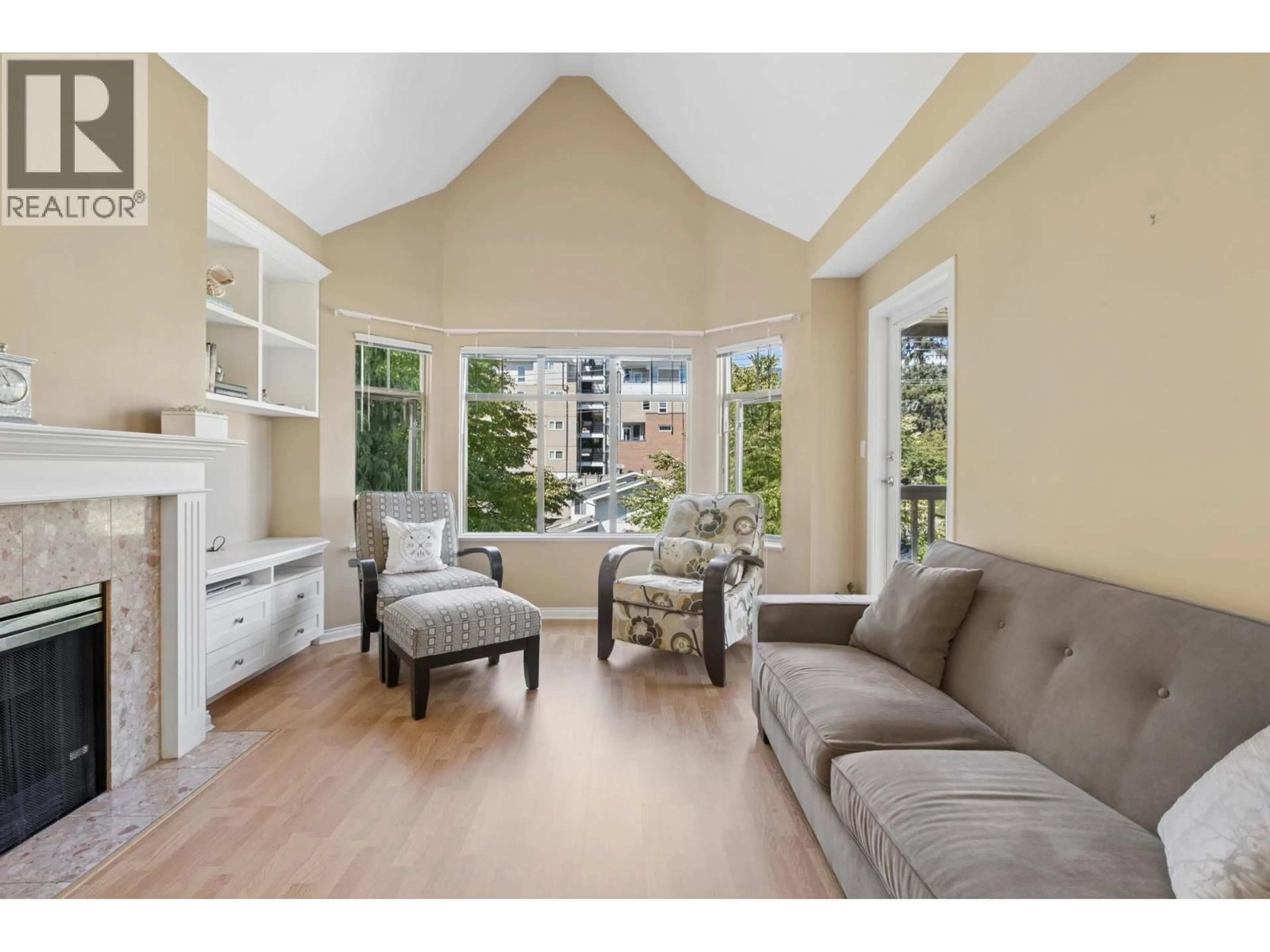 Living room with furniture, unknown for 505 - 2059 CHESTERFIELD AVENUE, North Vancouver British Columbia V7M2P4