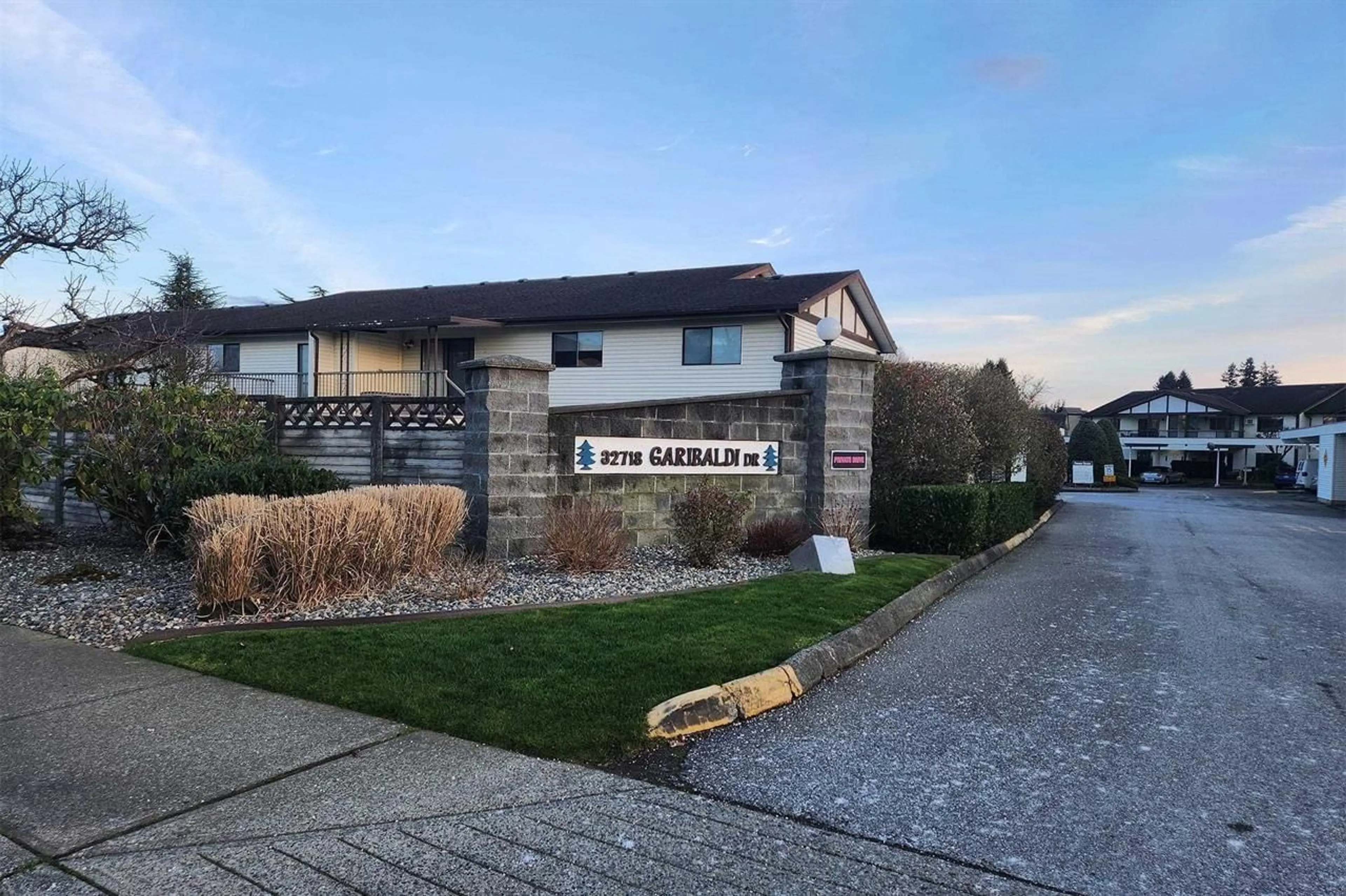 A pic from outside/outdoor area/front of a property/back of a property/a pic from drone, unknown for 73 - 32718 GARIBALDI DRIVE, Abbotsford British Columbia V2T5T6
