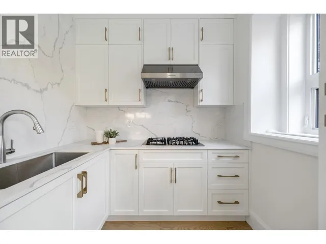 5081 CROWN AVENUE, Vancouver 3
