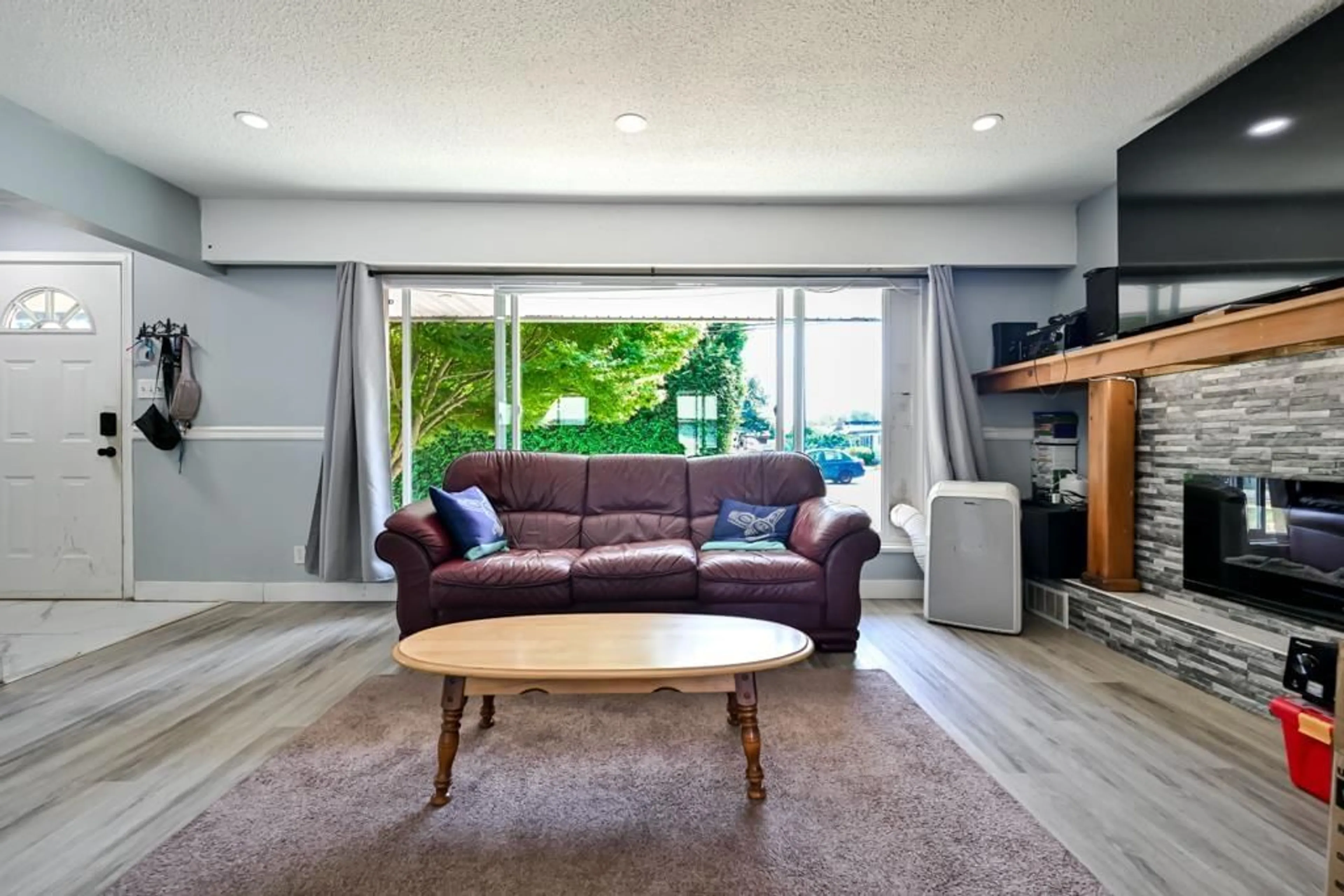 Living room with furniture, unknown for 33465 HAWTHORNE AVENUE, Abbotsford British Columbia V2S1B7