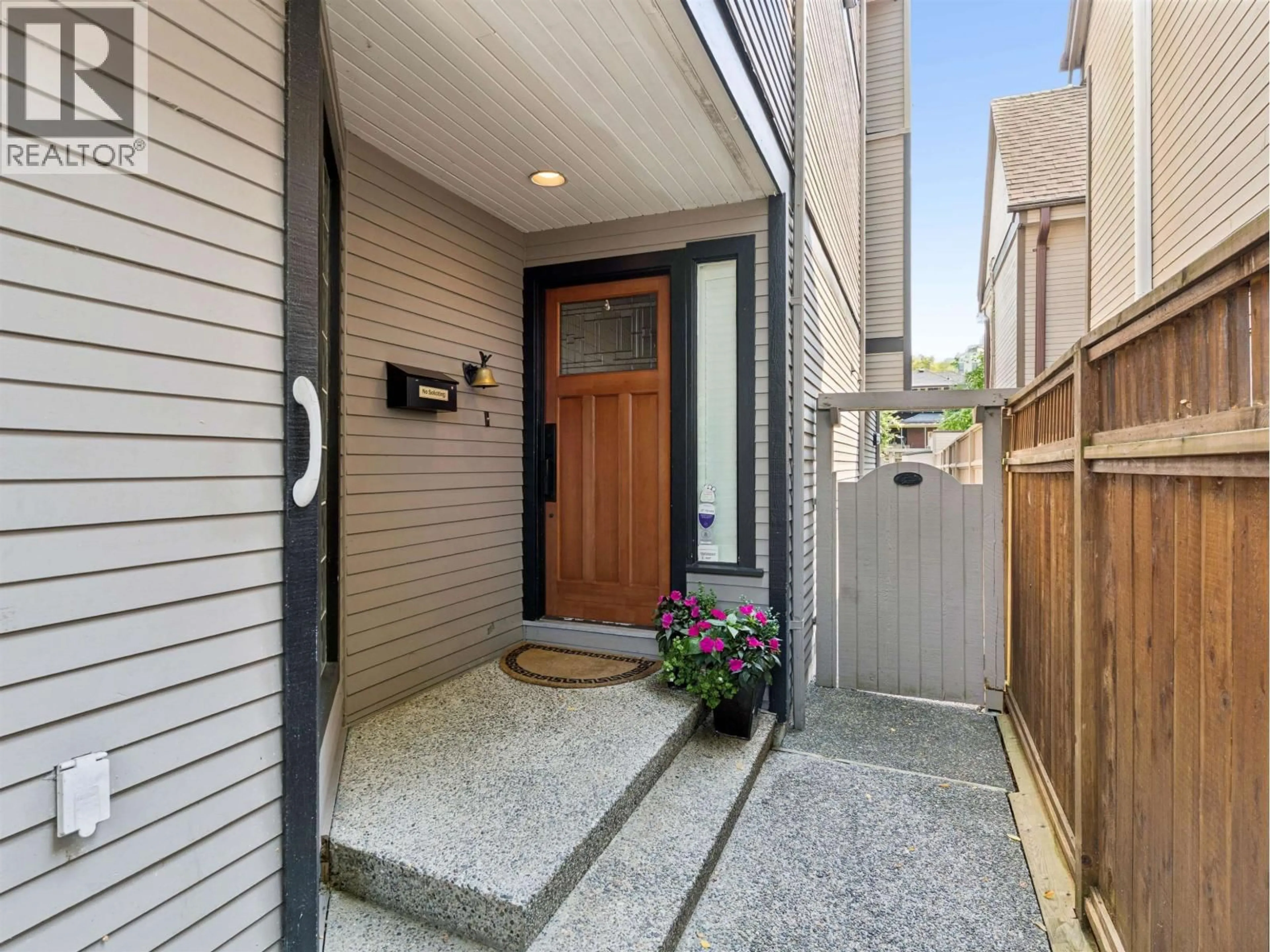 Indoor entryway for 2760 2ND AVENUE, Vancouver British Columbia V6K1K3
