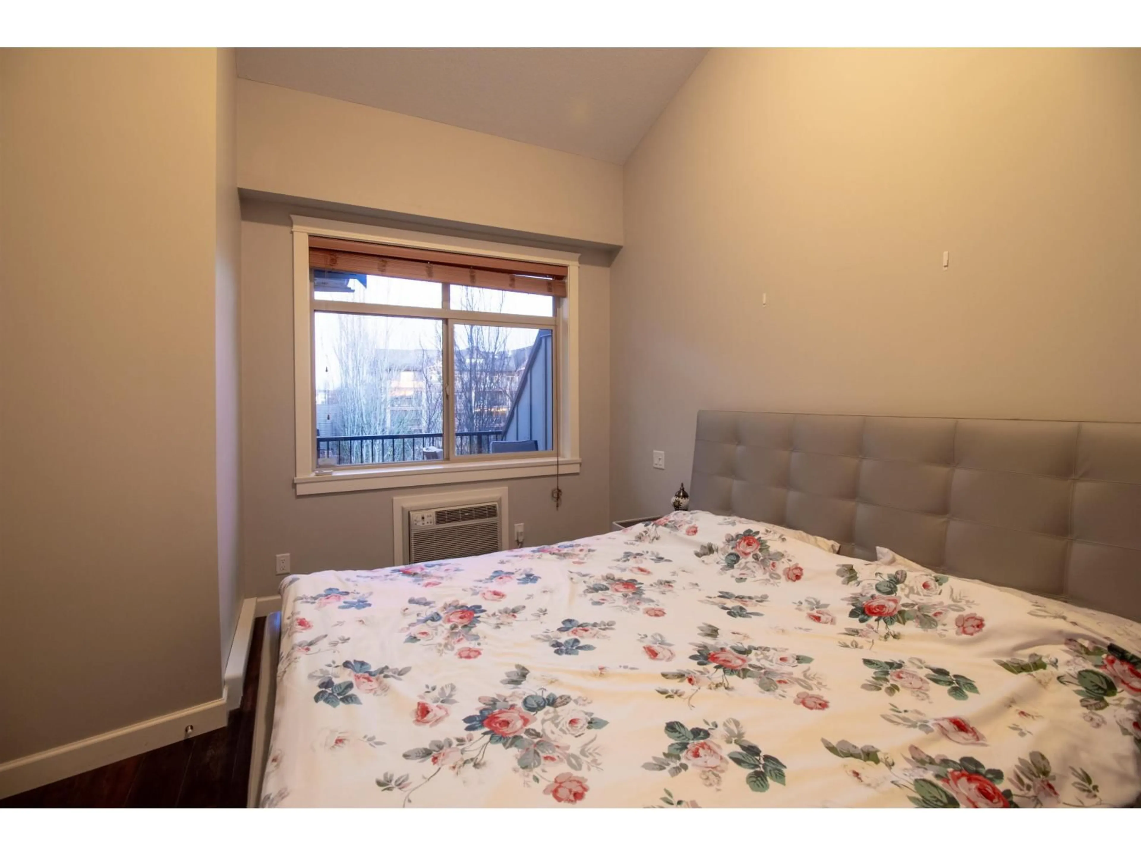 Bedroom with bed, wood/laminate floor for 407 - 8328 207A STREET, Langley British Columbia V2Y0K5