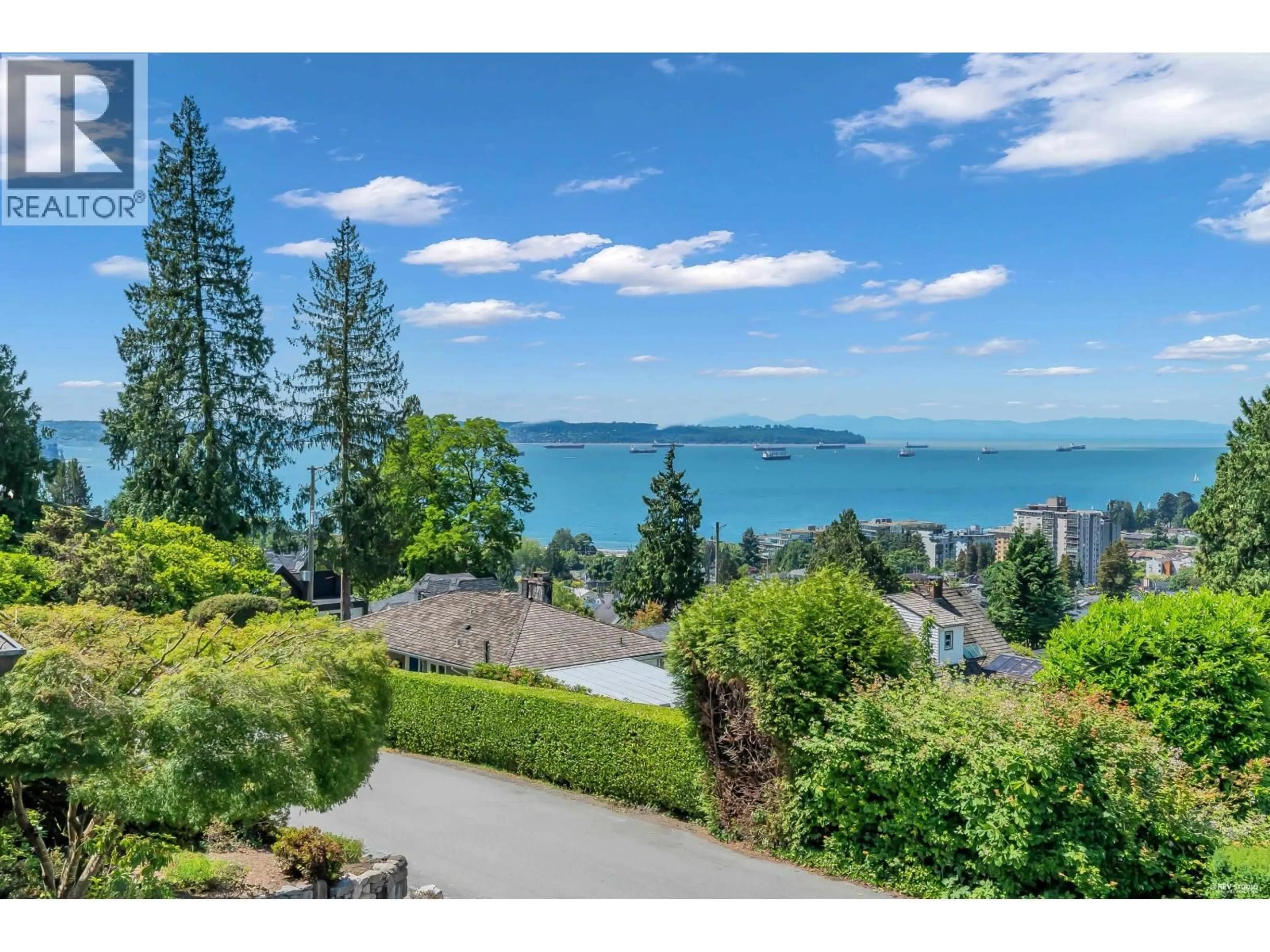 A pic from outside/outdoor area/front of a property/back of a property/a pic from drone, water/lake/river/ocean view for 870 LEYLAND STREET, West Vancouver British Columbia V7T2L4