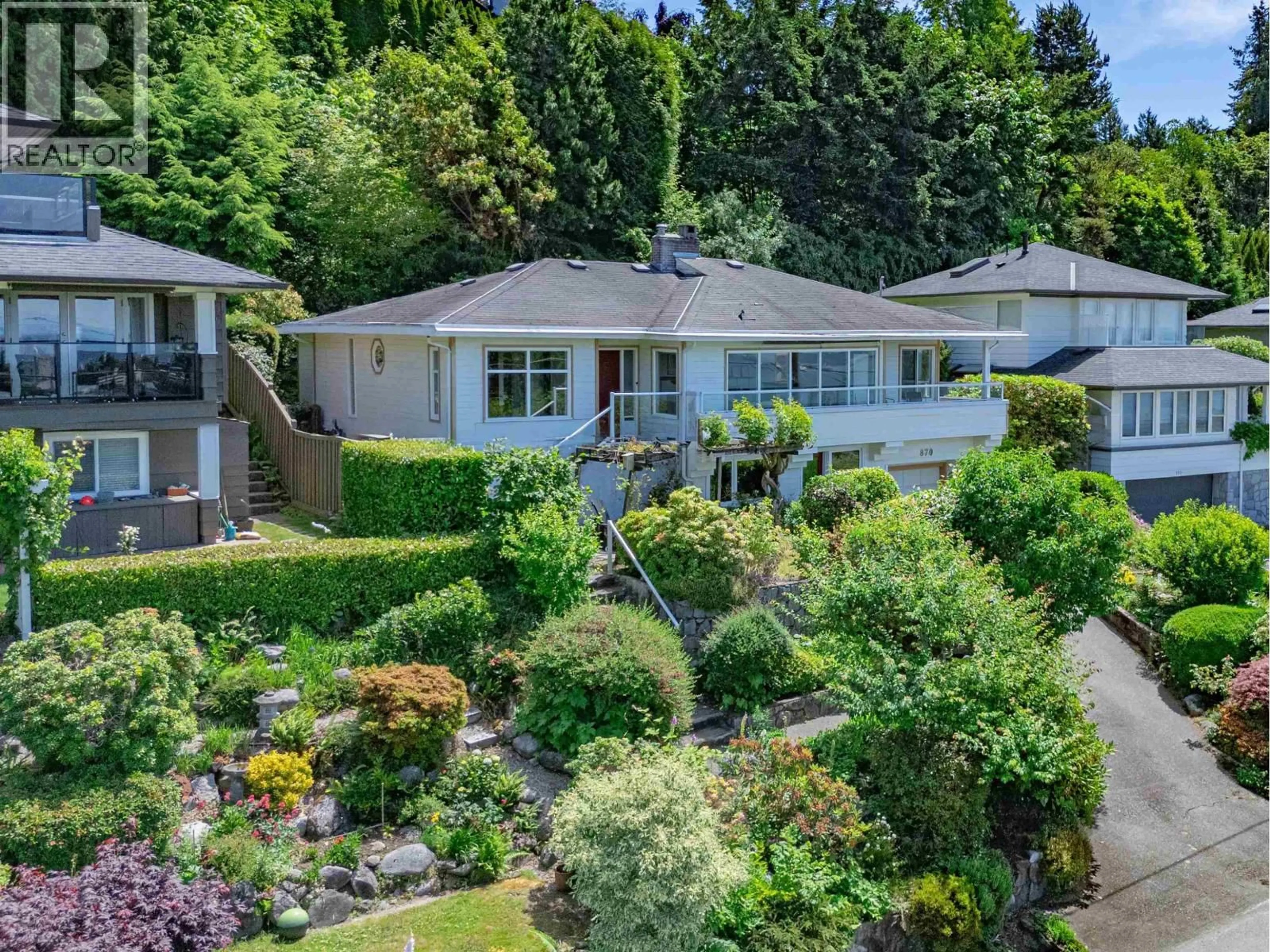 A pic from outside/outdoor area/front of a property/back of a property/a pic from drone, unknown for 870 LEYLAND STREET, West Vancouver British Columbia V7T2L4