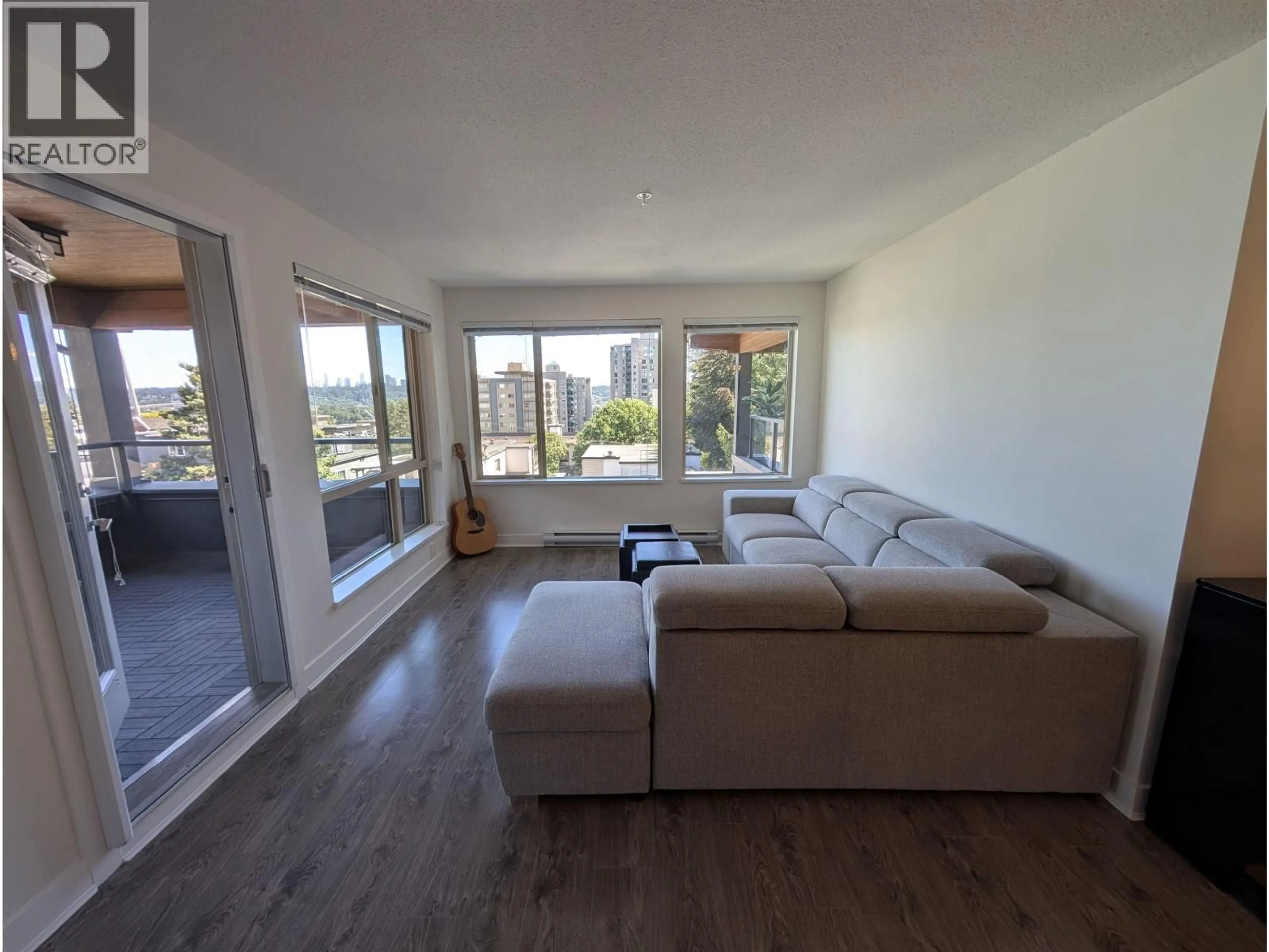 Living room with furniture, wood/laminate floor for 414 - 500 ROYAL AVENUE, New Westminster British Columbia V3L0G5