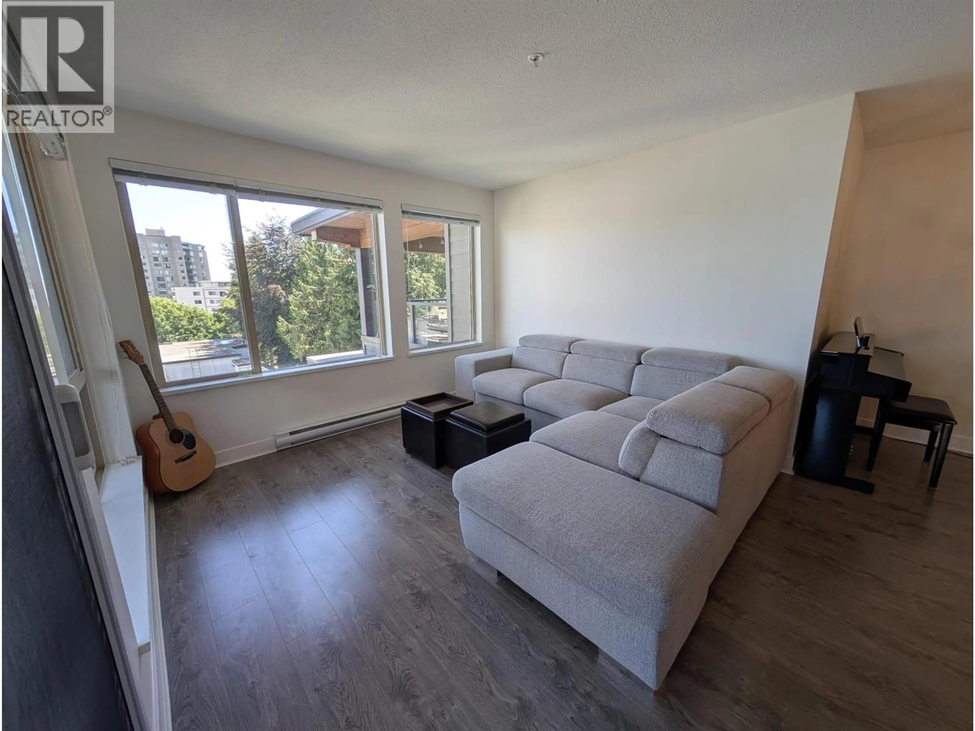 Living room with furniture, wood/laminate floor for 414 - 500 ROYAL AVENUE, New Westminster British Columbia V3L0G5